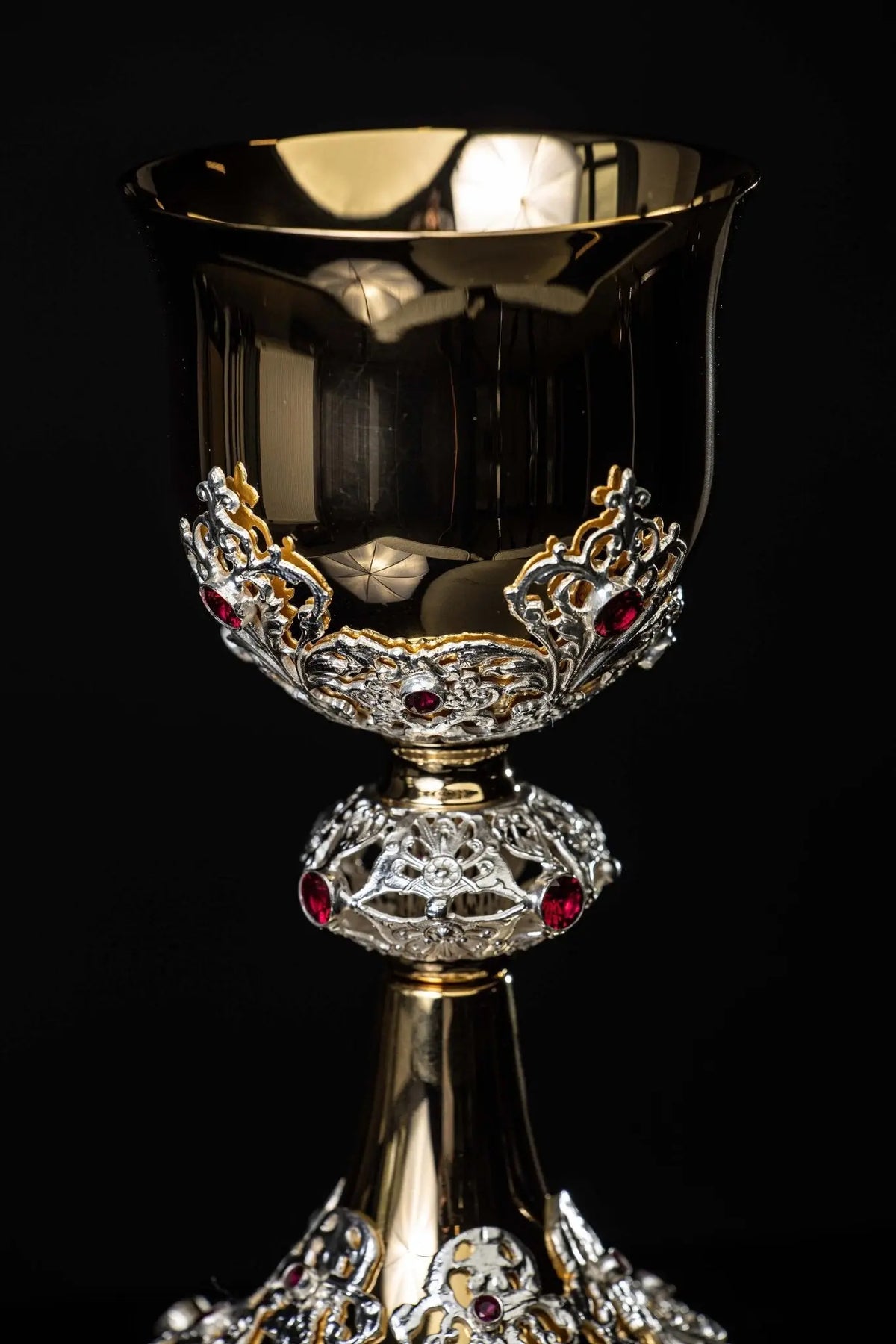 Dorado cáliz con ornamentación vegetal calada, vista frontal de la copa