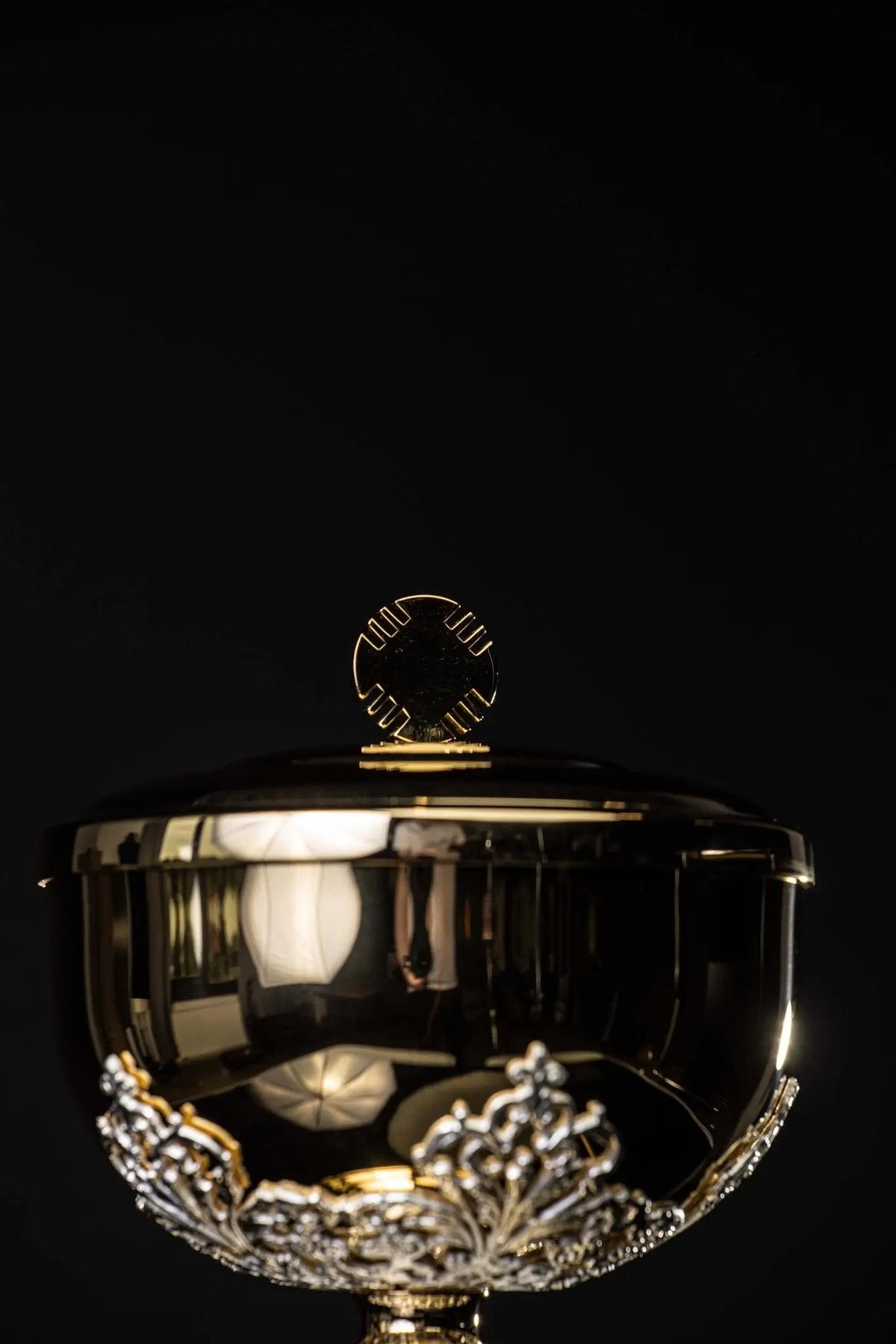 Dorado copón con cruz y adornos plateados, detalle de la copa y la cruz