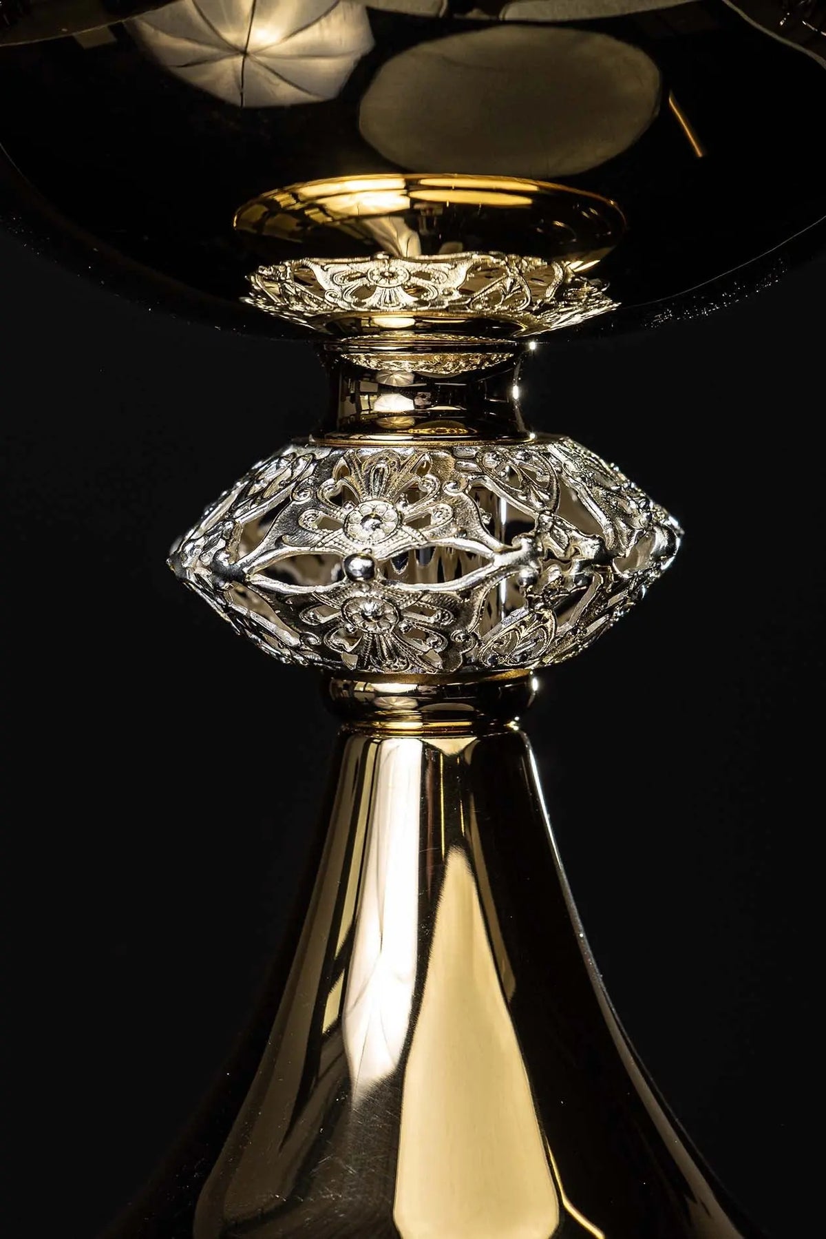 Dorado copón con cruz de latón bañado en oro, detalle de la decoración floral