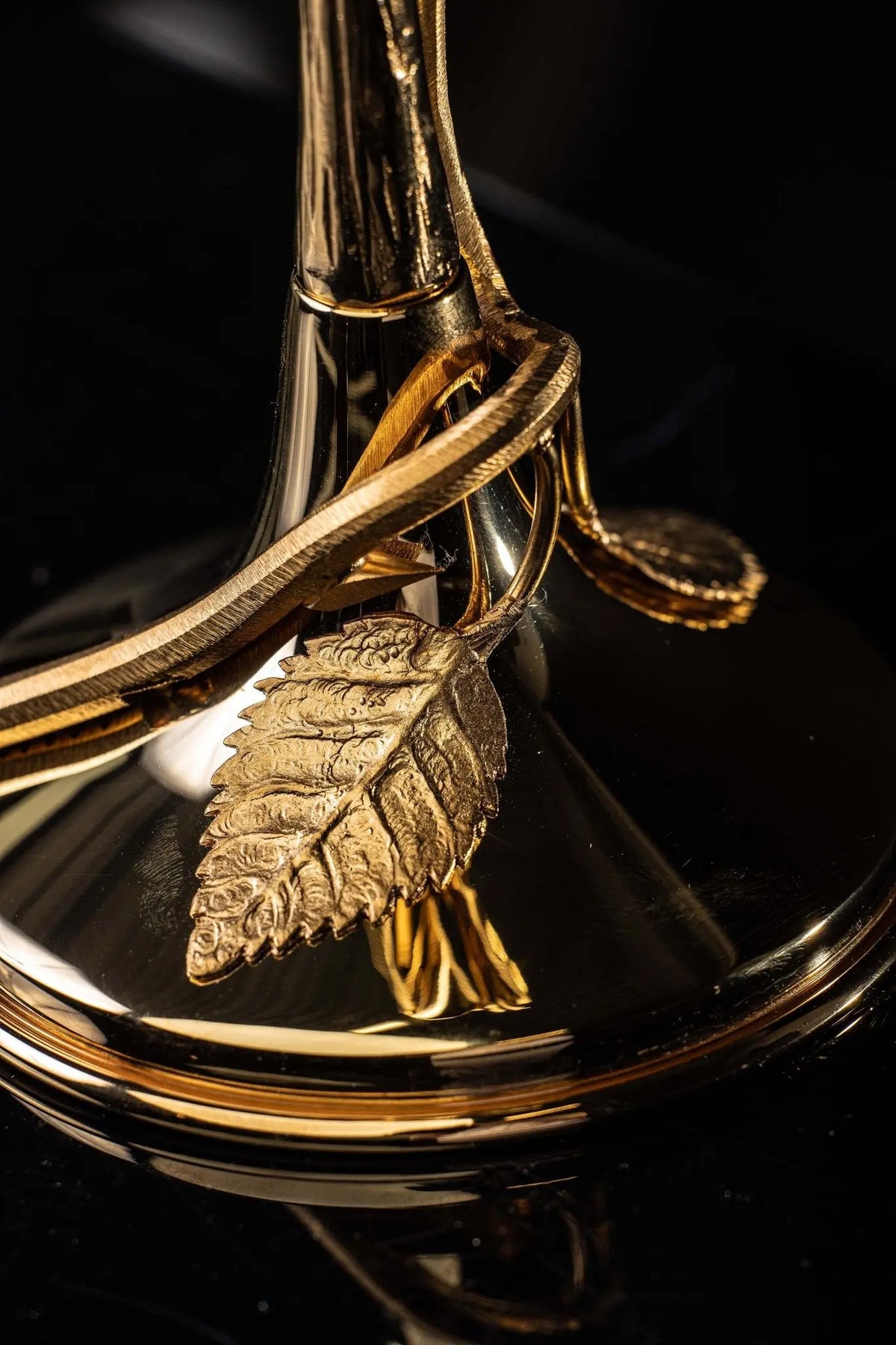 Relicario dorado con corona de espinas, detalle de la base y adorno lateral