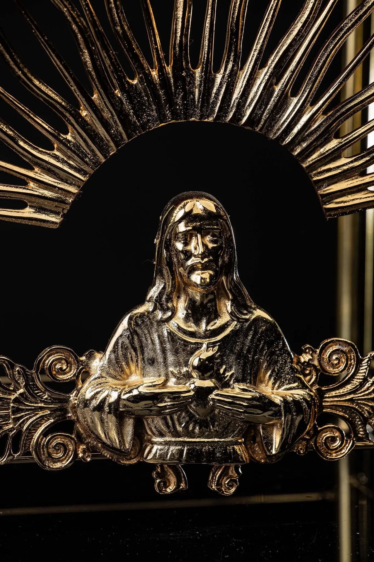 Bañado en oro trono para custodia con motivo de Cristo, detalle de Cristo