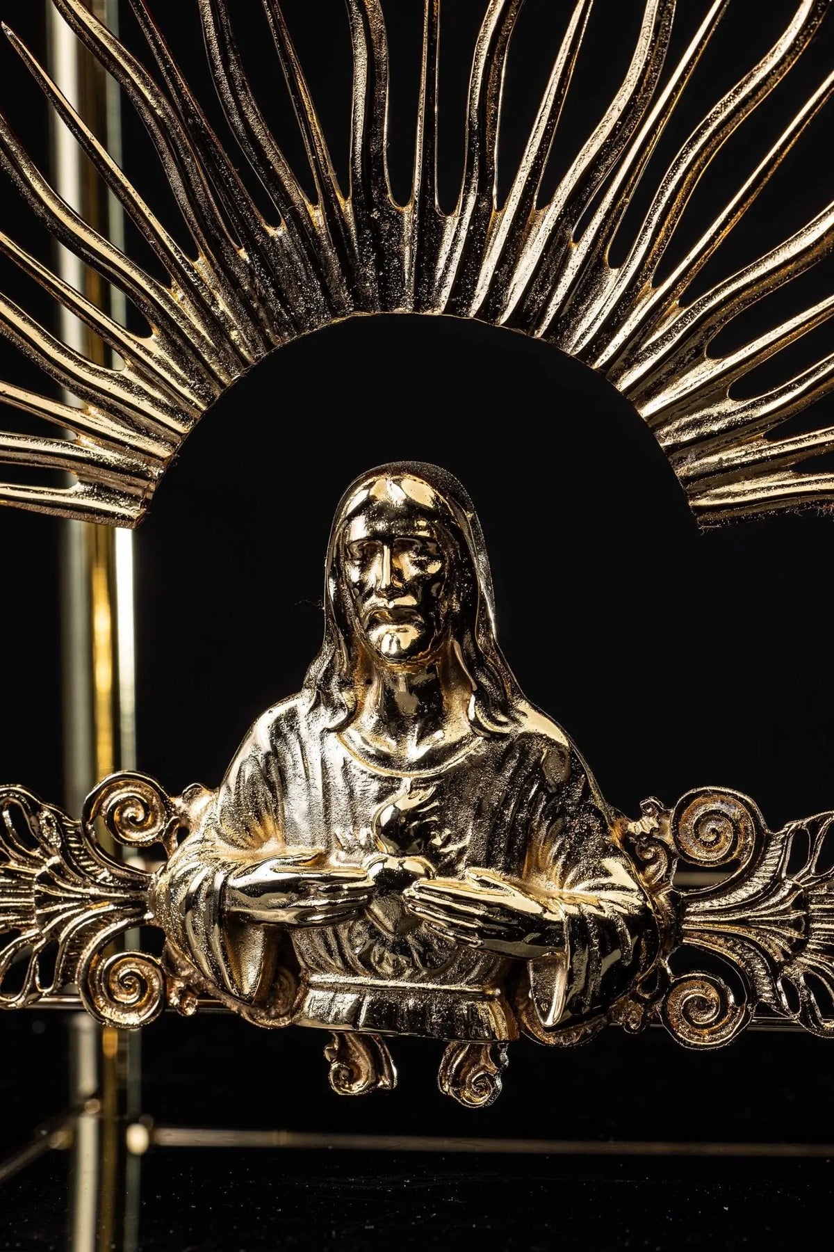 Bañado en oro trono para custodia con motivo de Cristo, primer plano del motivo