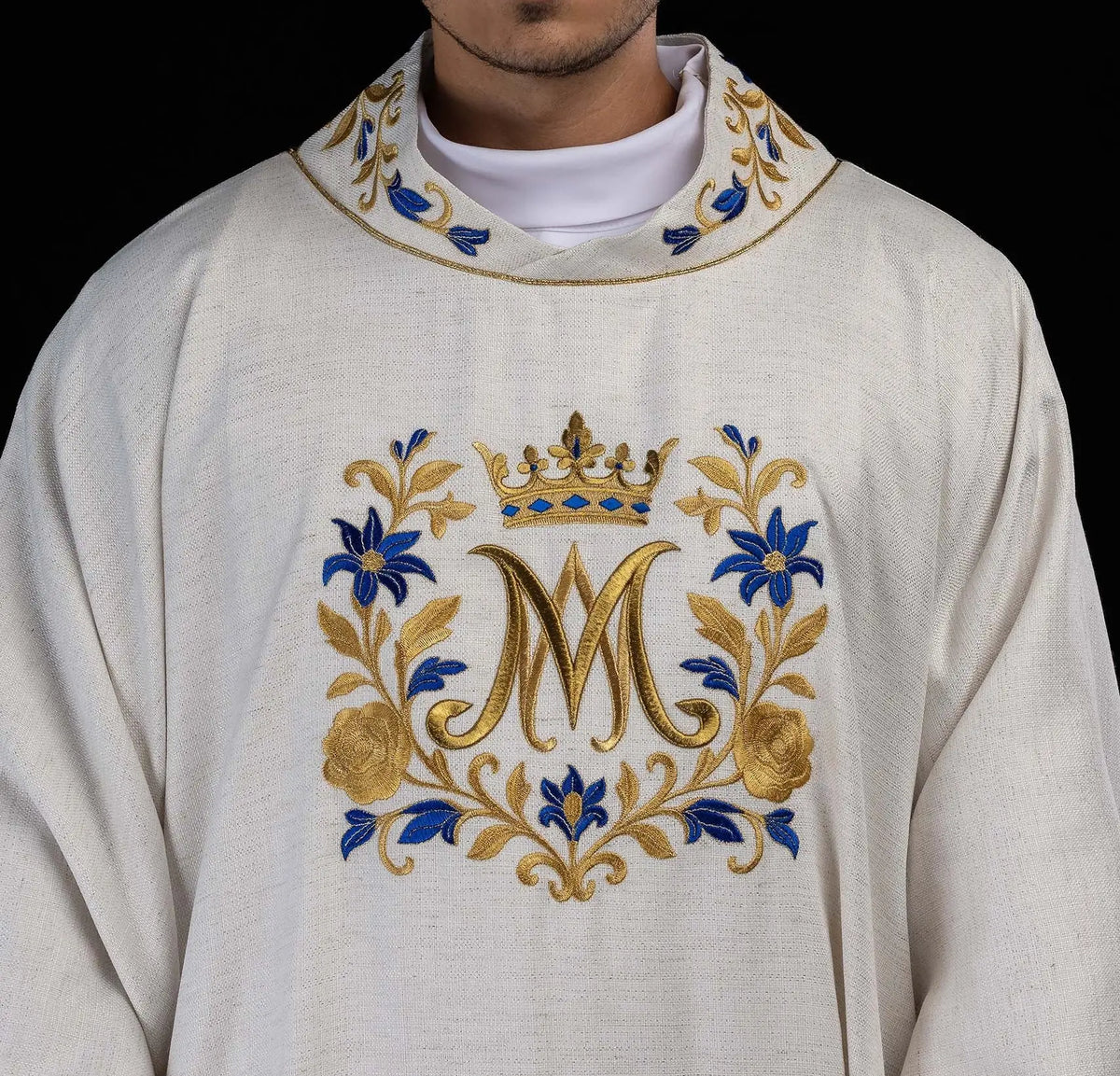 Marfil dalmática con motivo floral azul y dorado, detalle del cuello