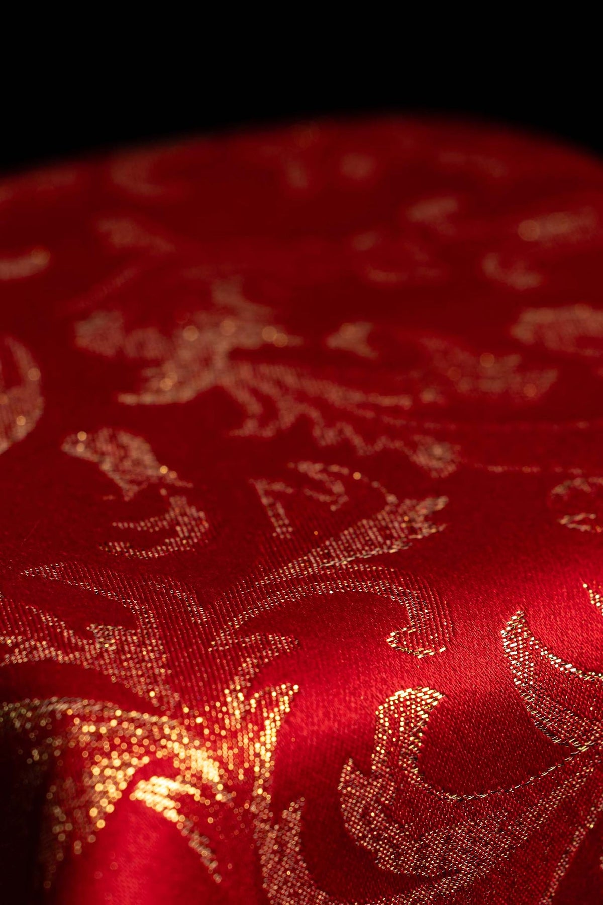 Rojo velo de cáliz con tejido jacquard dorado, primer plano del tejido