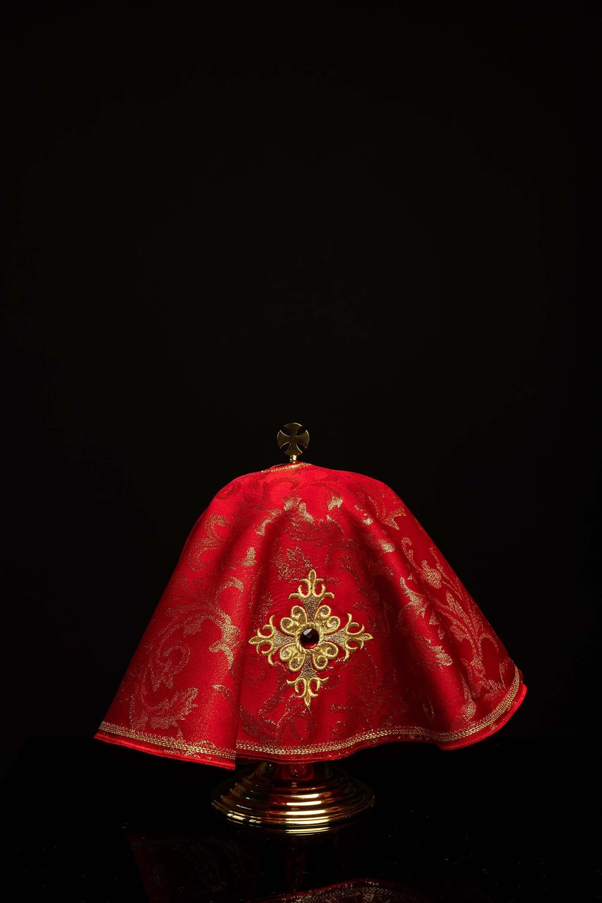 Rojo cubrecopón para la Pasión del Señor y Pentecostés con cruz bordada, vista frontal