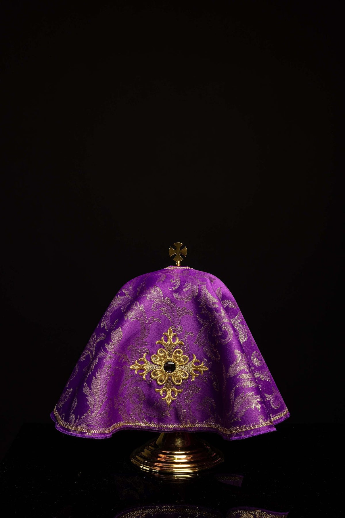 Cubrecopón morado para Adviento y Cuaresma con cruz bordada, vista frontal