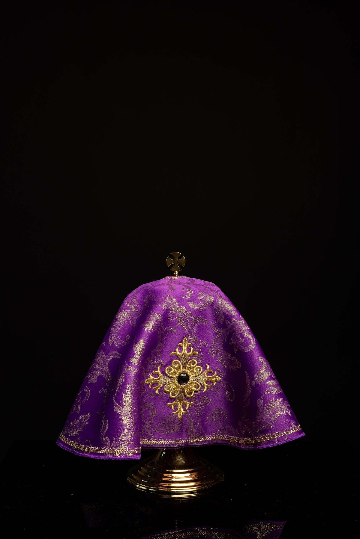 Cubrecopón morado con cruz bordada dorada, vista frontal completa