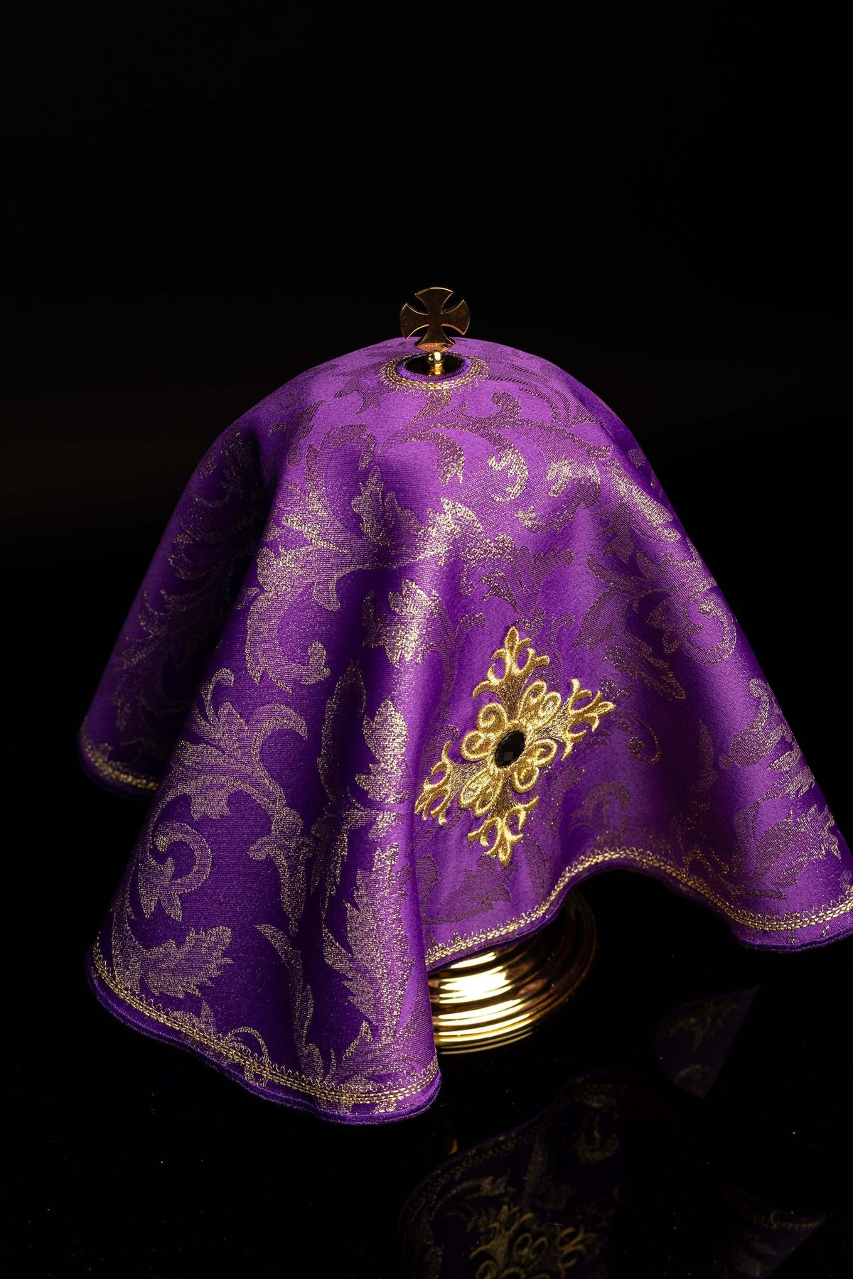 Cubrecopón morado con cruz bordada dorada, vista posterior