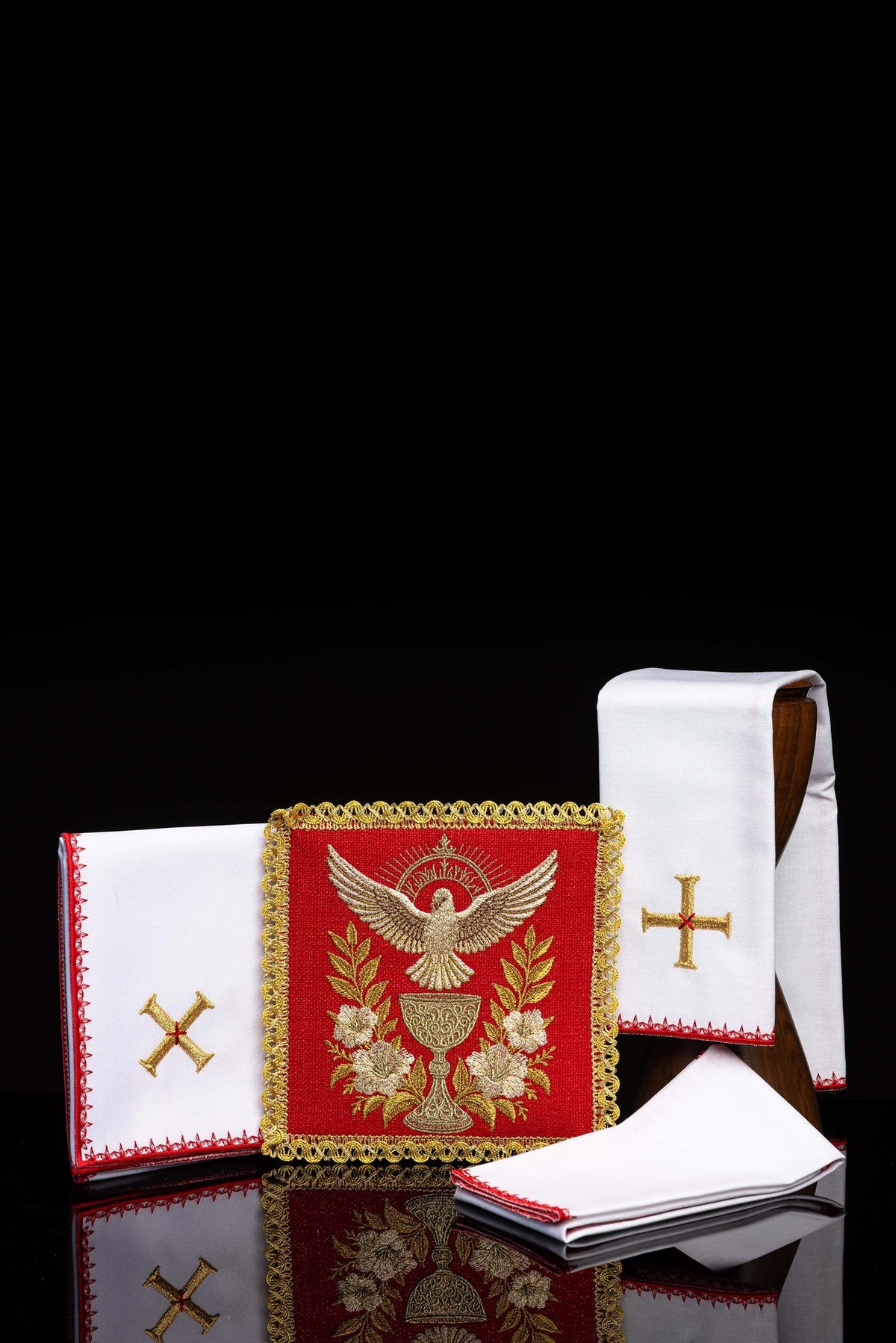 Rojo juego de altar para Pentecostés con bordado del Espíritu Santo, vista completa