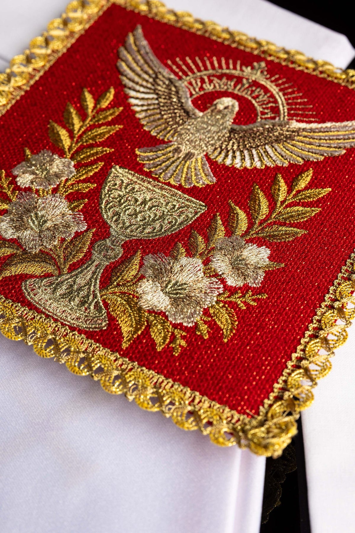 Rojo juego de altar con bordado del Espíritu Santo y ribete dorado, vista lateral