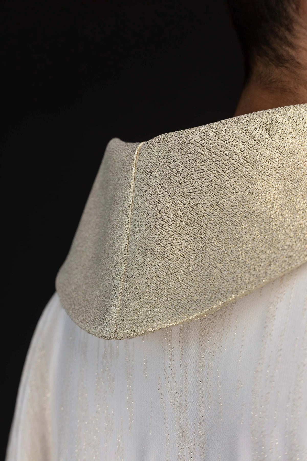 Marfil casulla con cuello dorado, detalle del tejido y acabado