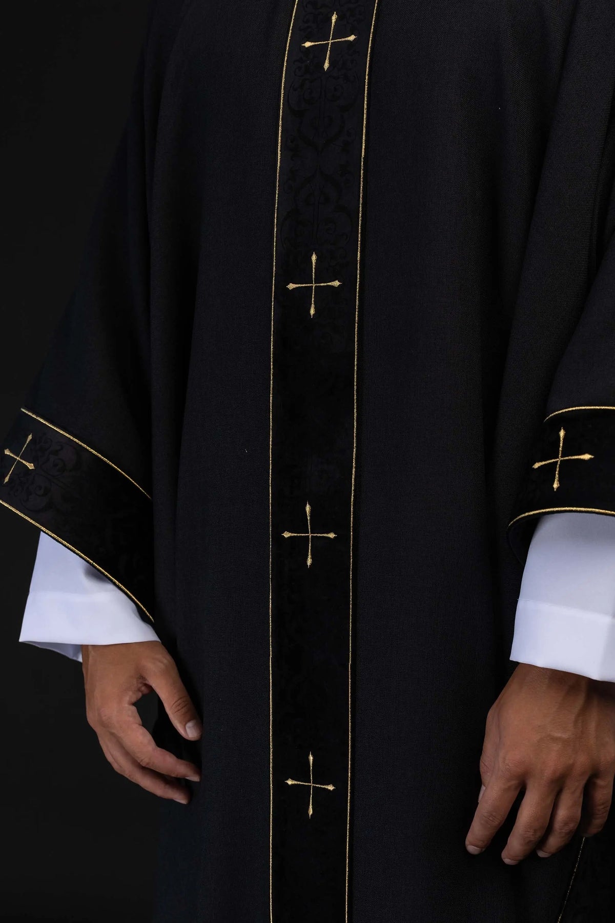 Negro casulla litúrgica con cruces doradas, detalle frontal de mangas y galón central