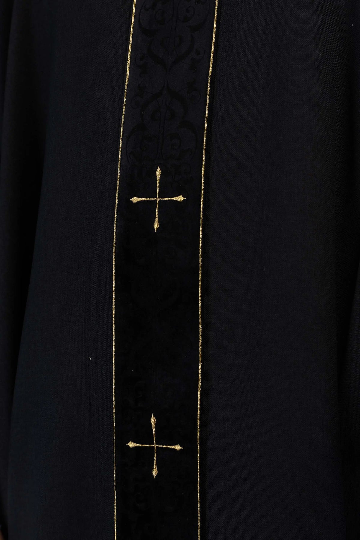 Negro casulla litúrgica con cruces doradas, detalle del bordado y galón central