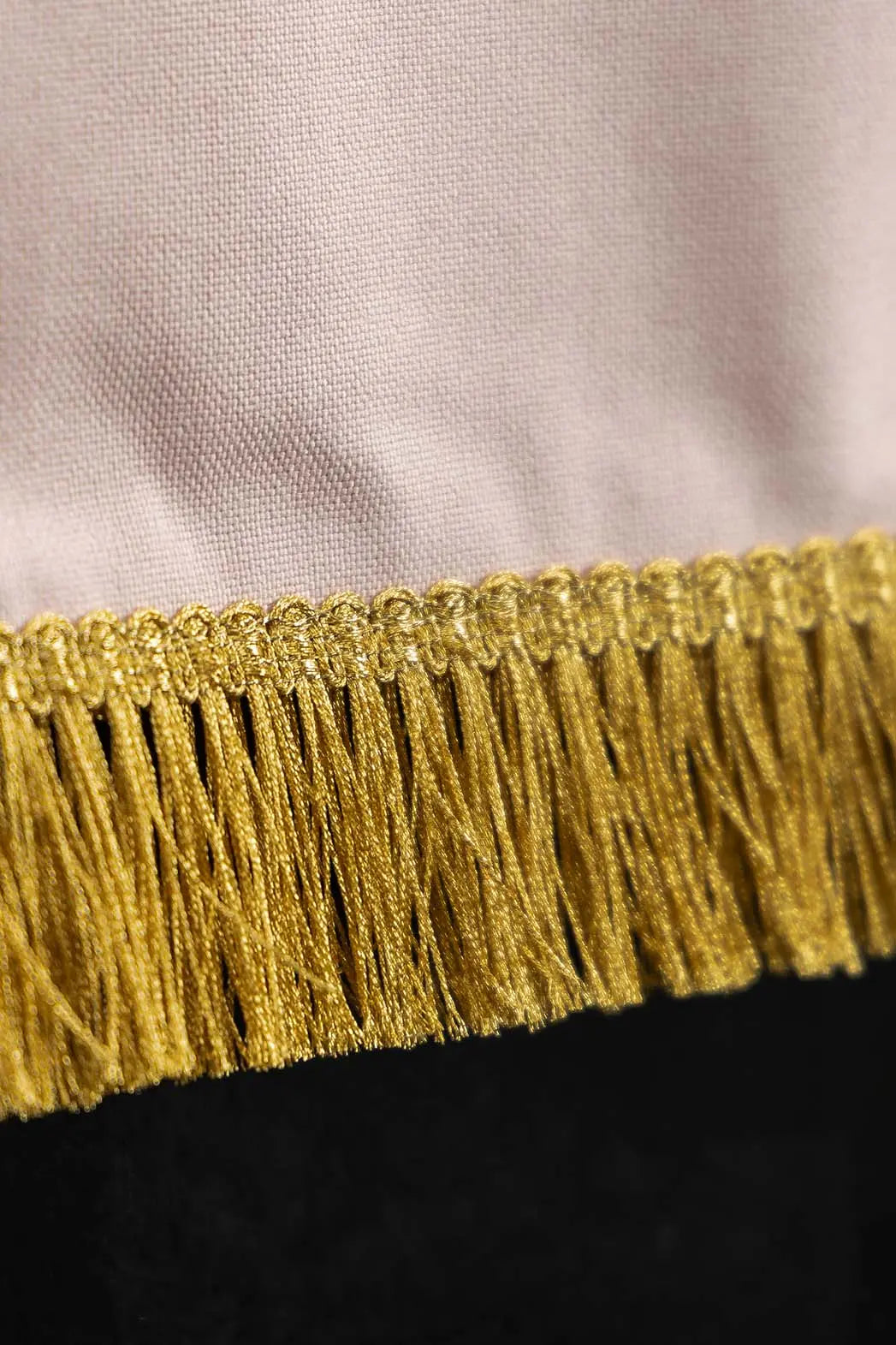 Paño de atril rosa con cruz bordada y flecos dorados, detalle del remate