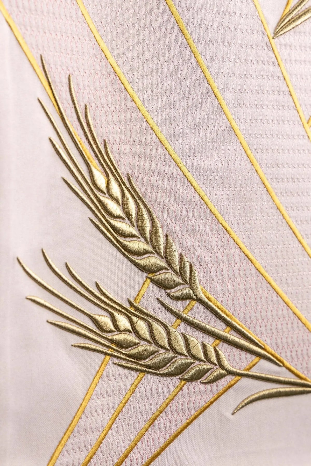 Rosa paño de atril con espigas de trigo bordadas, detalle