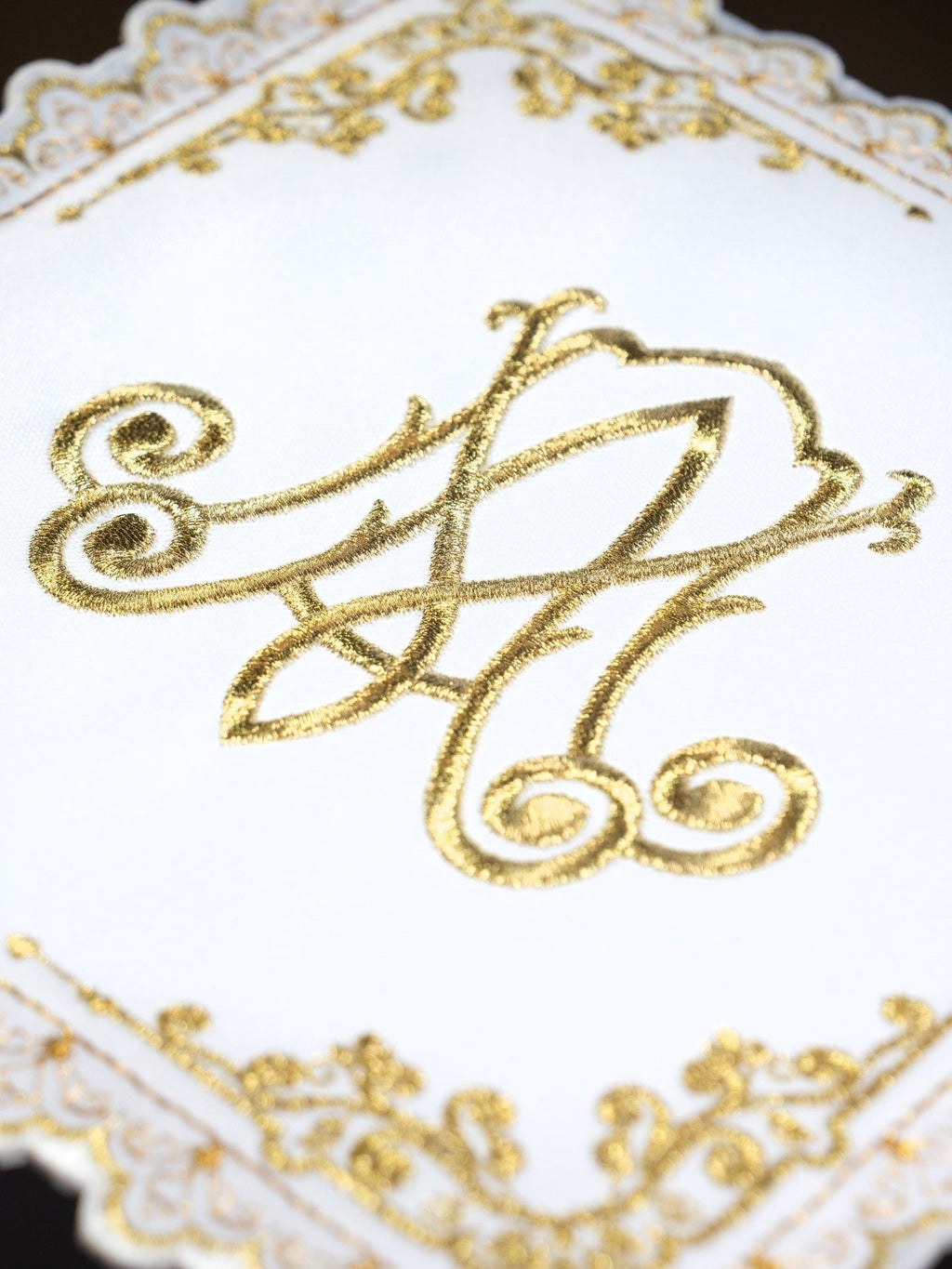 Liturgiczny komplet kielichowy z haftowanym motywem Maryjnym