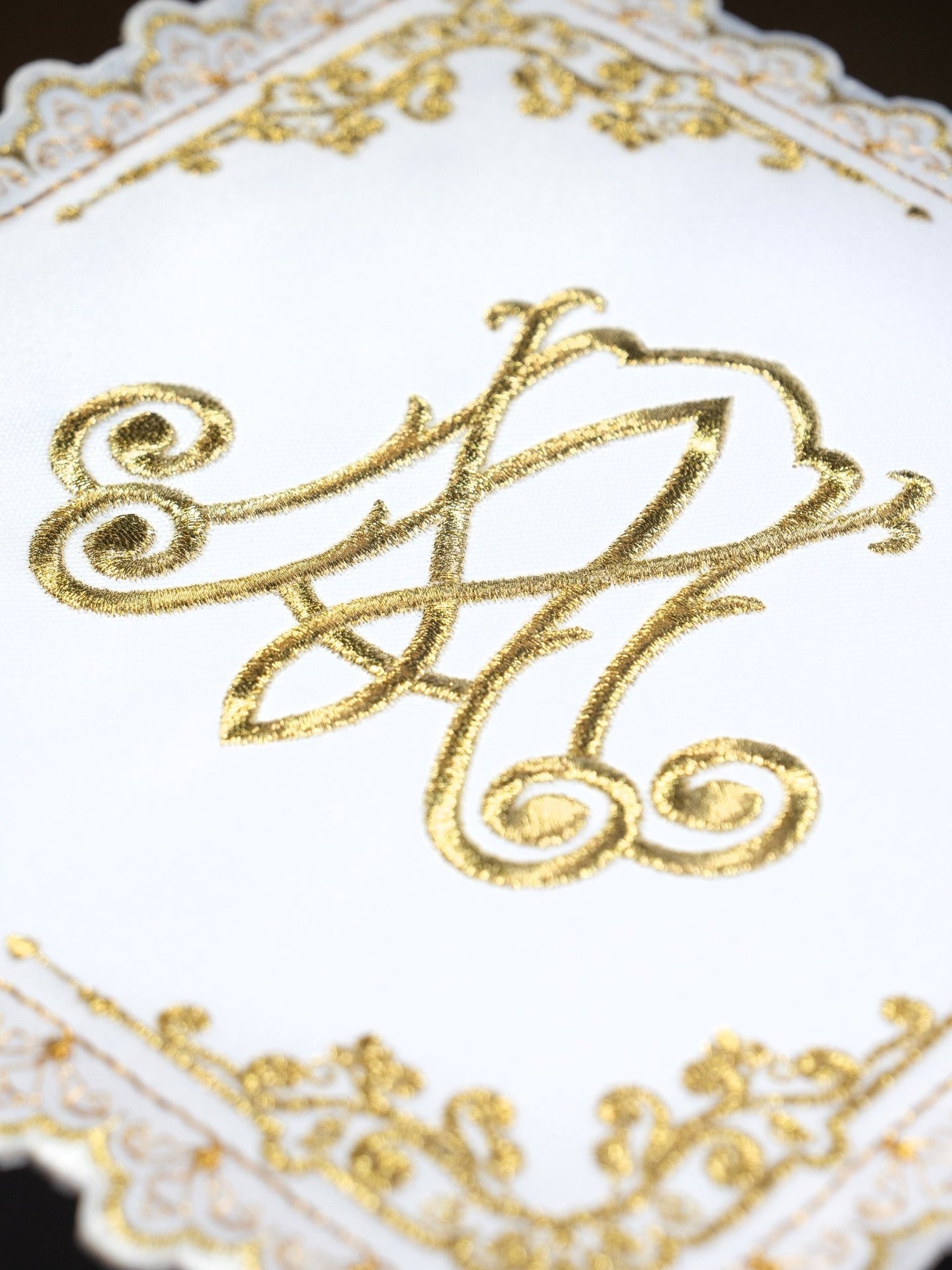 Liturgiczny komplet kielichowy z haftowanym motywem Maryjnym