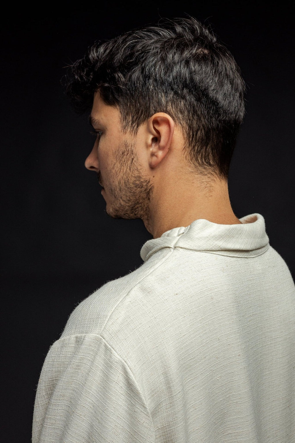 Lniana alba kapłańska z tkaniny o naturalnym splocie