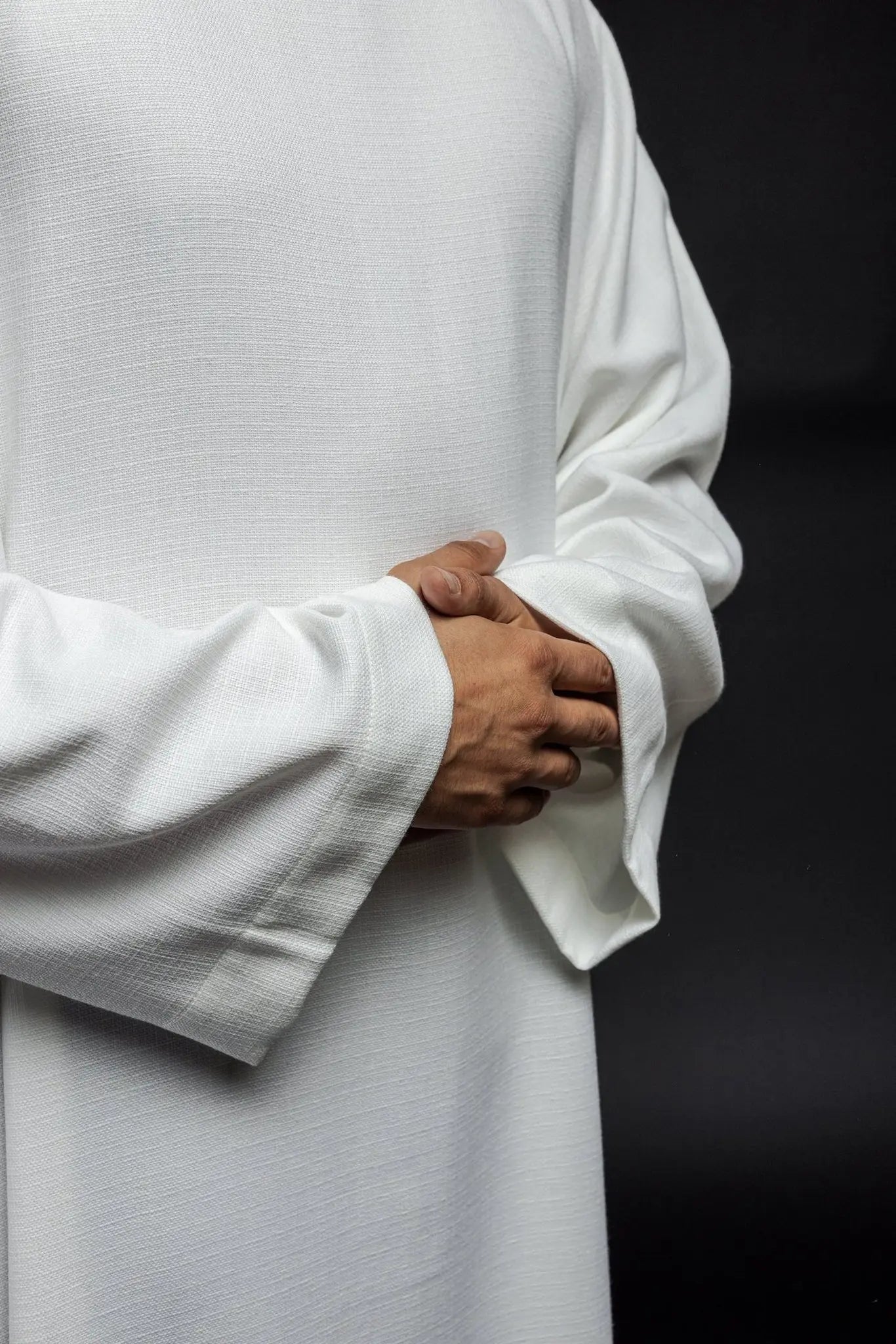 Alba de lino para sacerdote en tela de tejido natural blanca