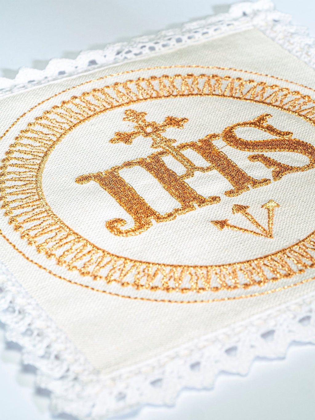 Lniana bielizna kielichowa z haftem IHS