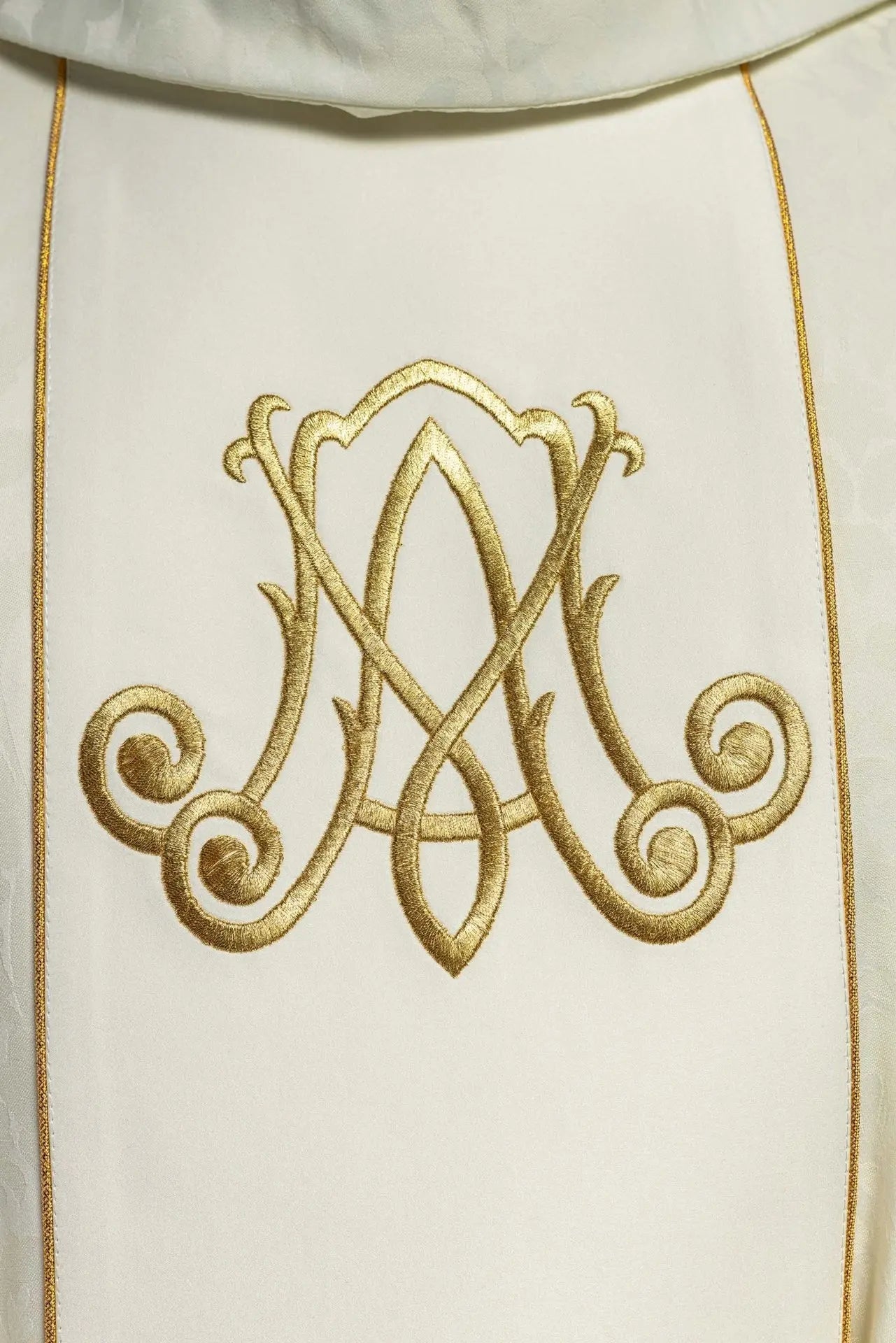 Casulla litúrgica mariana con lirios bordados