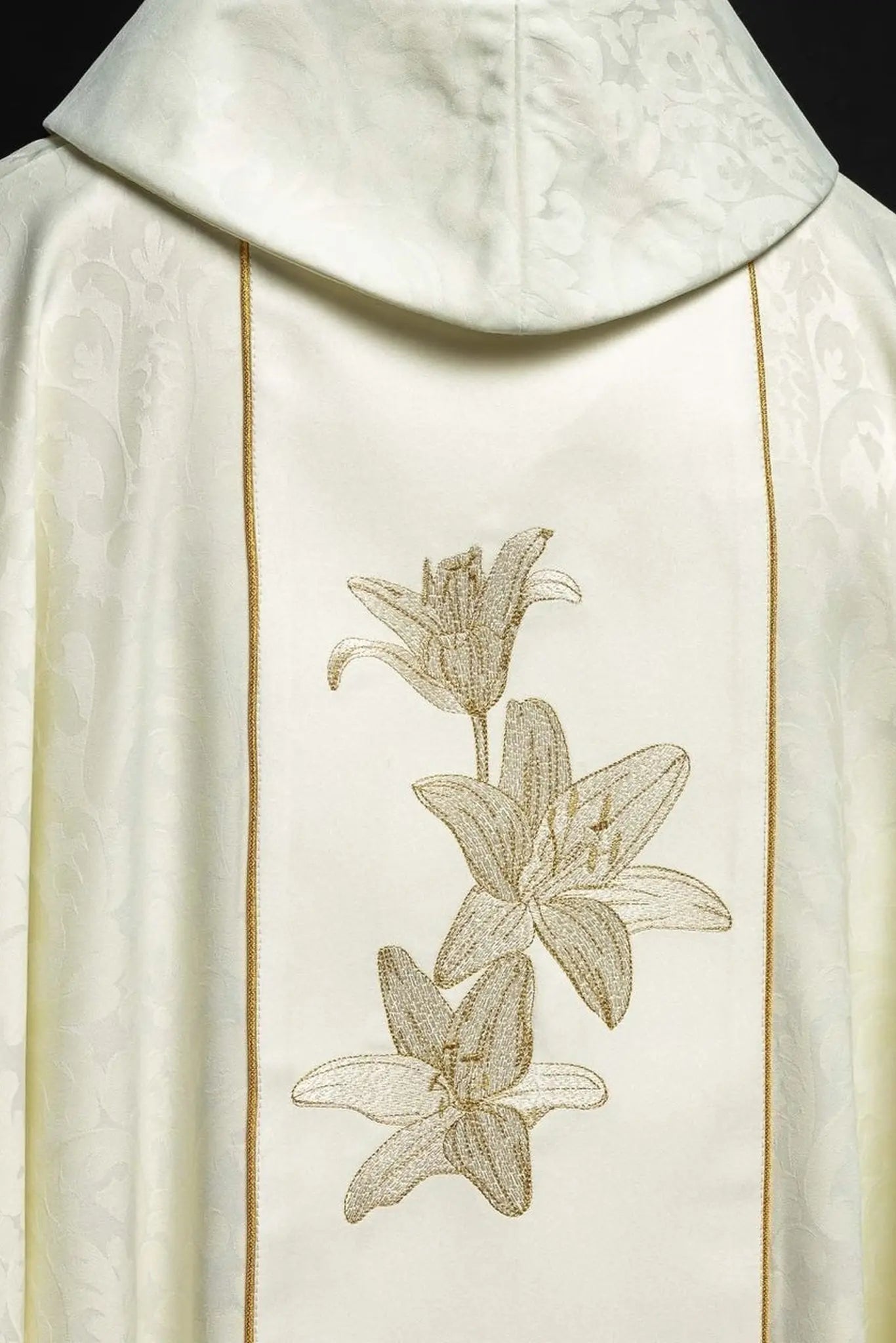 Casulla litúrgica mariana con lirios bordados