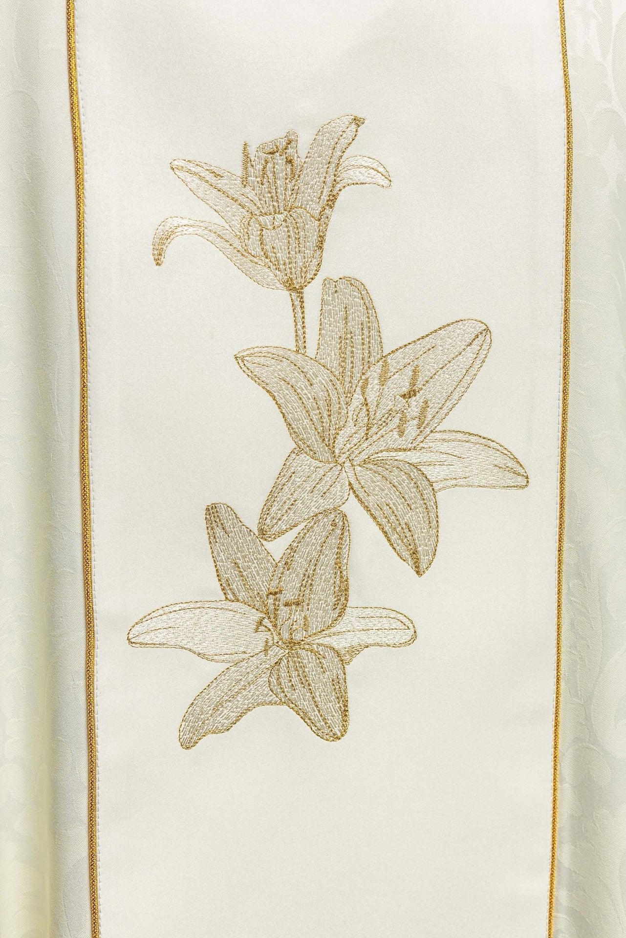 Maryjny Ornat liturgiczny z haftowanymi liliami