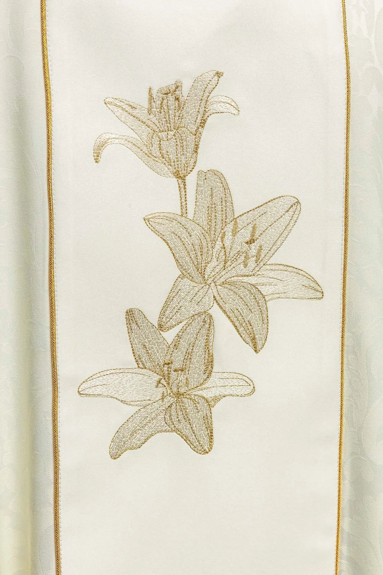 Casulla litúrgica mariana con lirios bordados