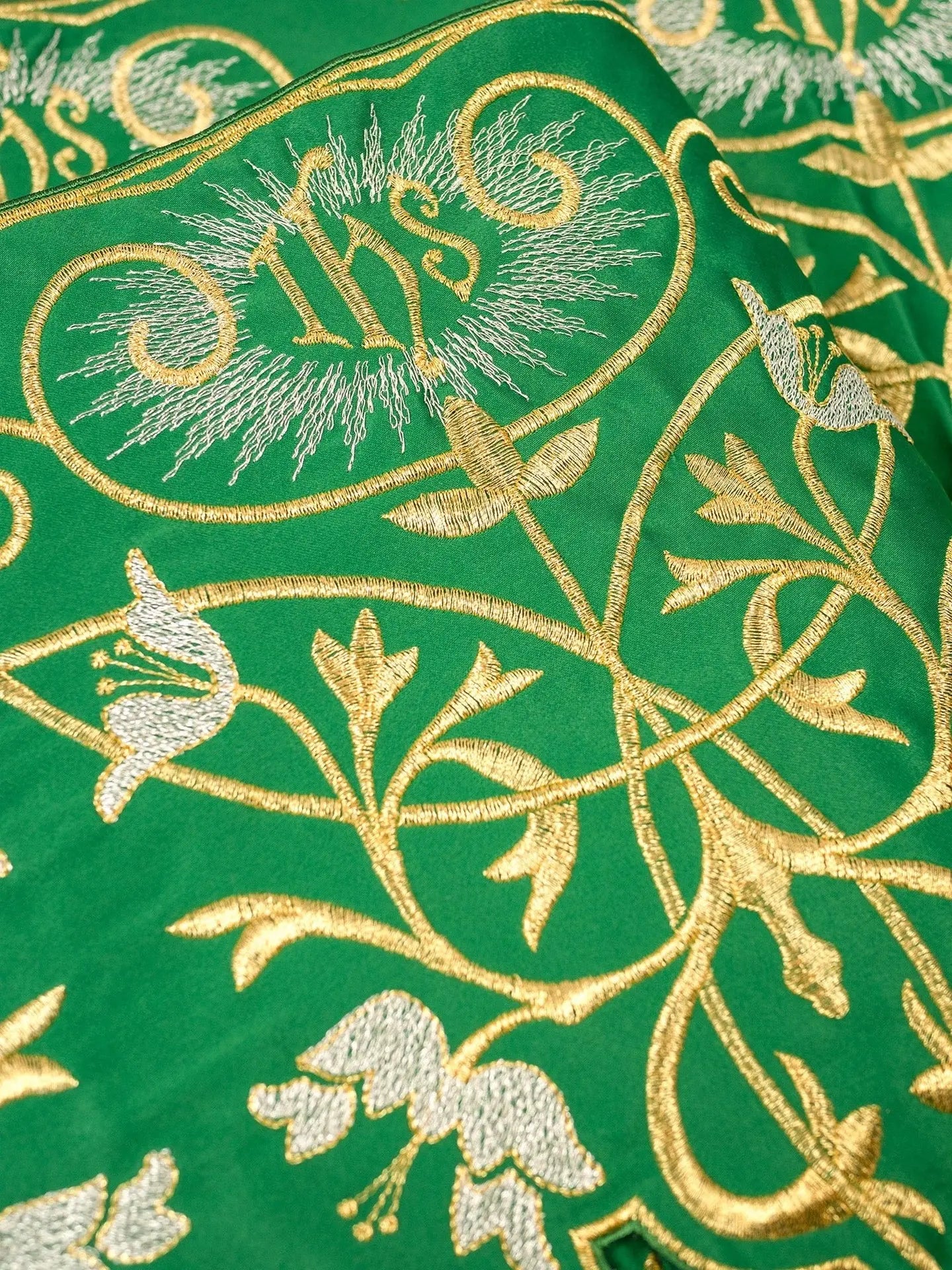 Metro con monograma IHS en verde