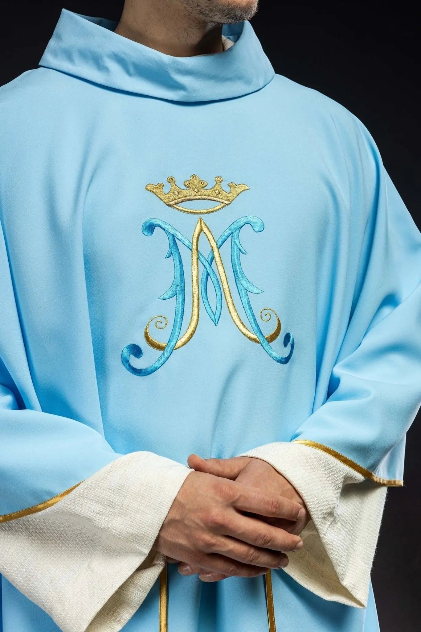 Casulla azul bordada con motivo mariano
