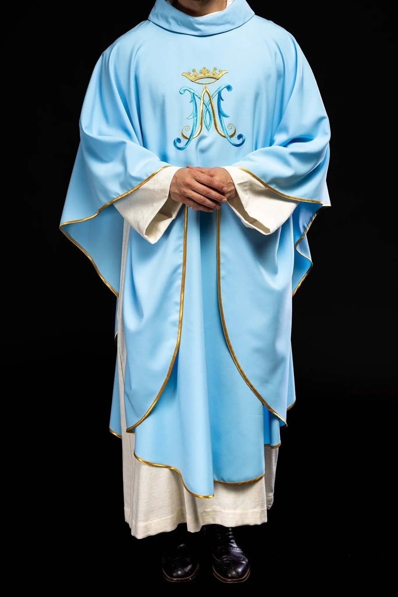 Casulla azul bordada con motivo mariano