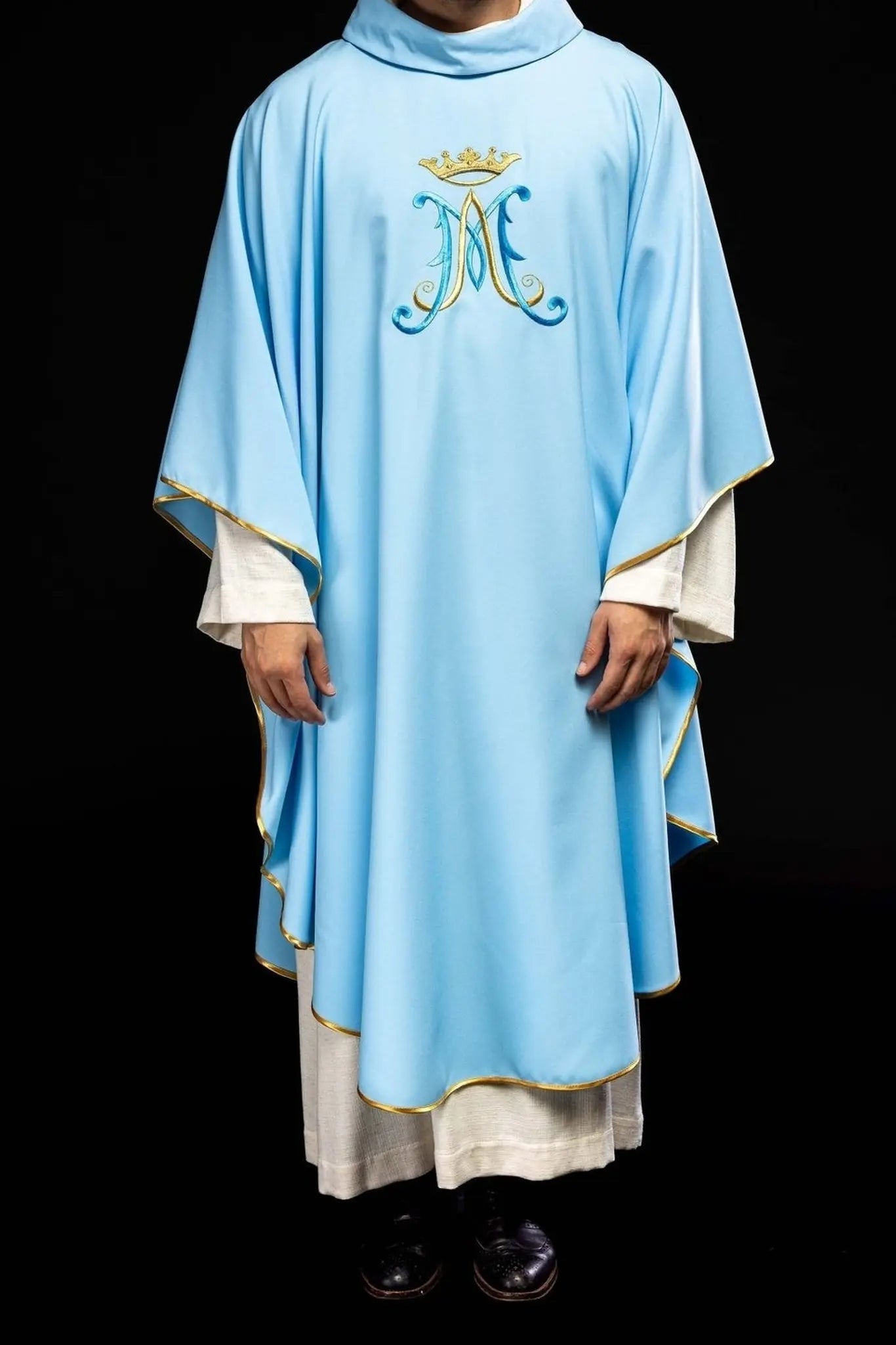 Casulla azul bordada con motivo mariano