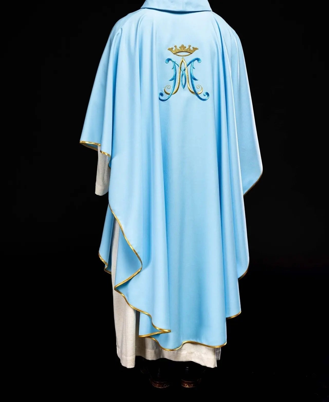 Casulla azul bordada con motivo mariano