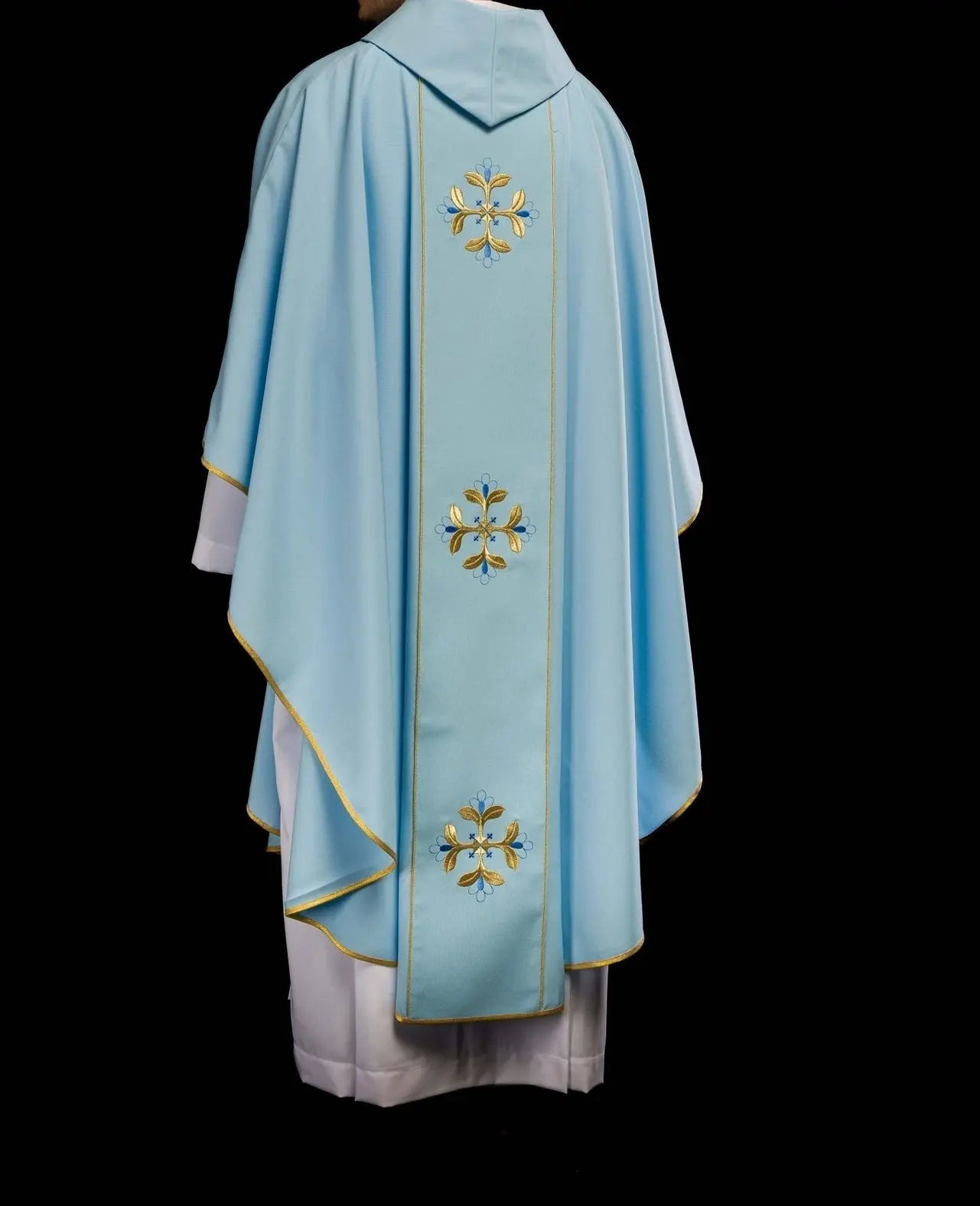 Casulla litúrgica azul mariana con cinturón