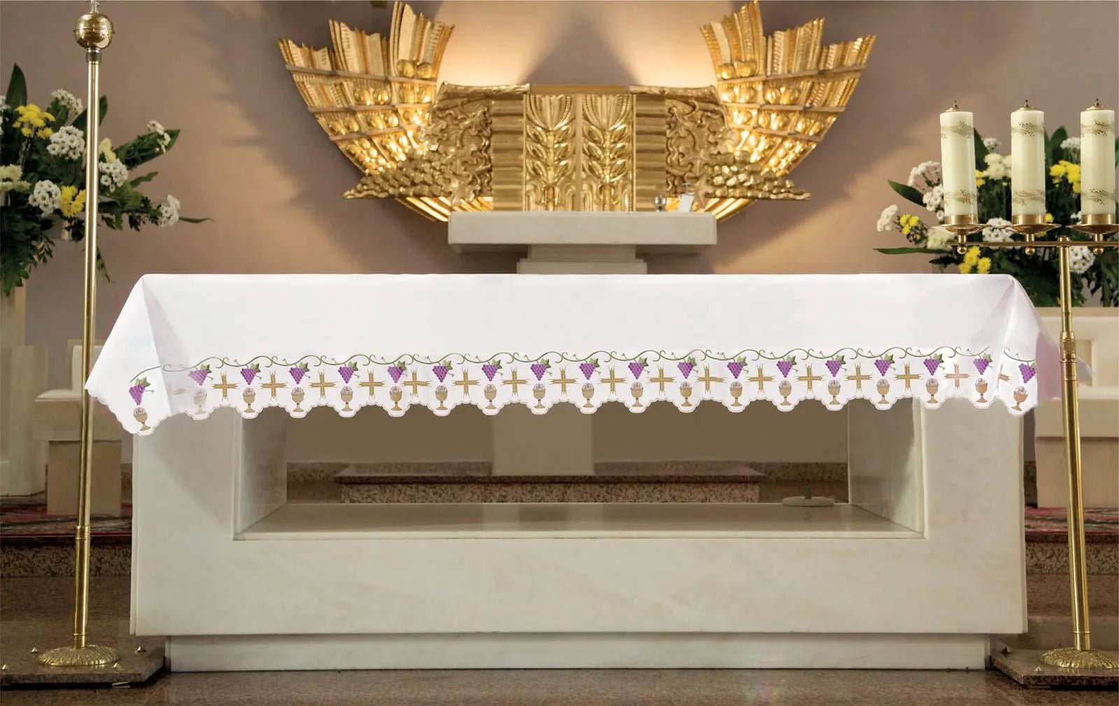 Paño de altar con bordado frontal de cruces y cálices