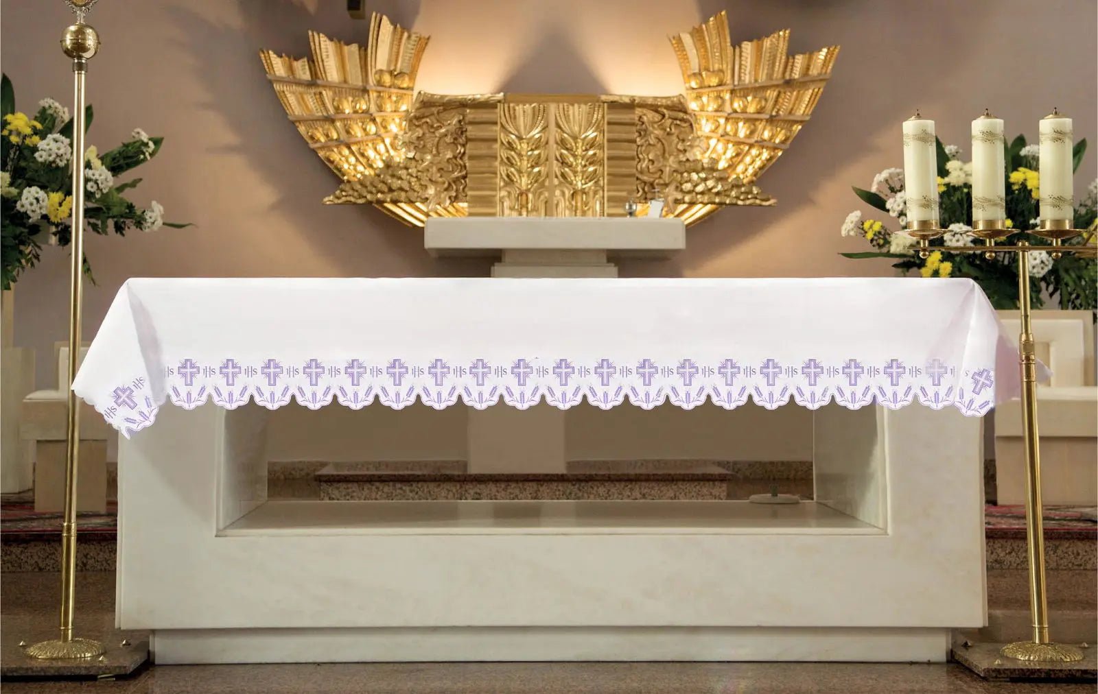 Mantel de altar con cruces bordadas y ribete púrpura