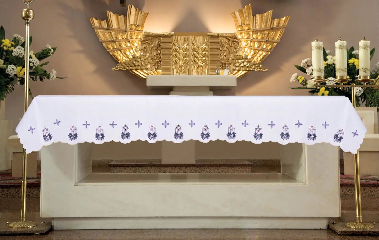 Paño de altar con motivo bordado de corona de Adviento con cruces