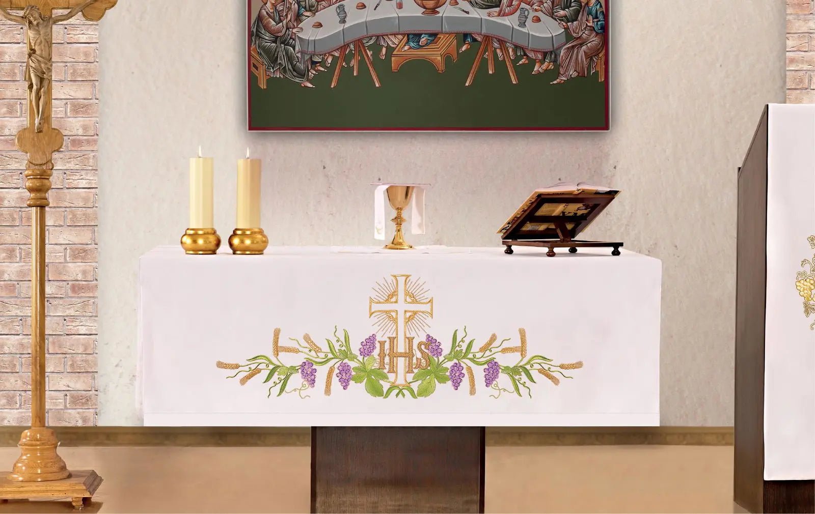 Paño de altar con bordado floral frontal y motivo IHS