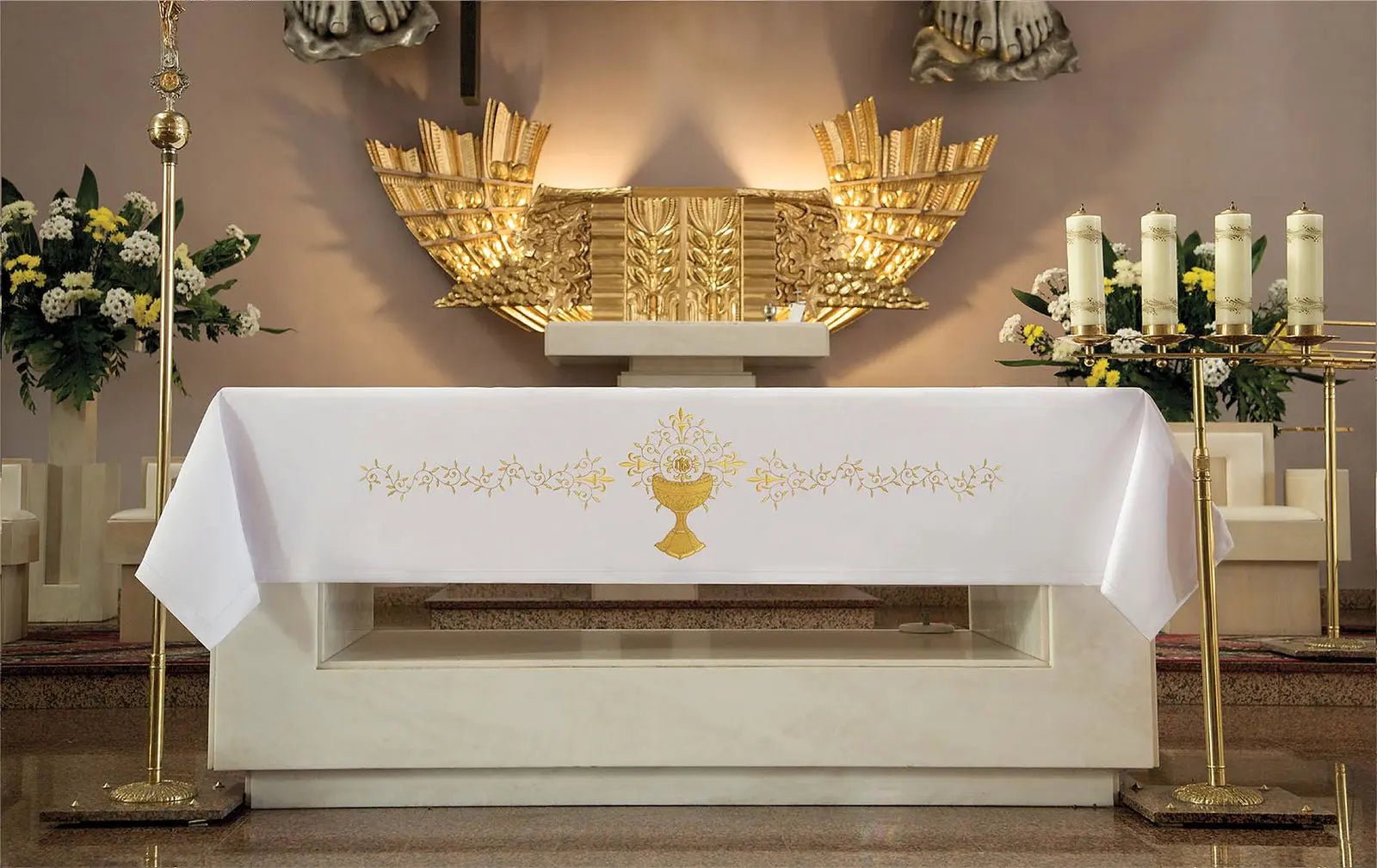 Paño de altar con bordado frontal dorado con diseño de cáliz y hostia