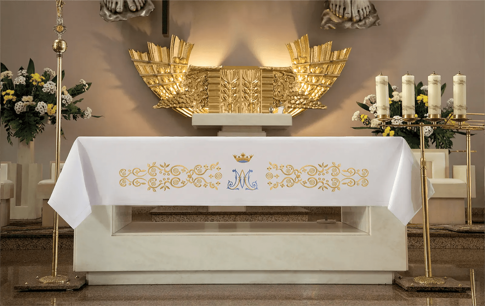 Paño de altar con bordado frontal dorado con motivo mariano