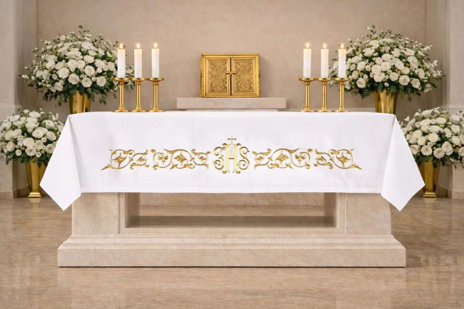Mantel de altar con bordado de monograma mariano dorado
