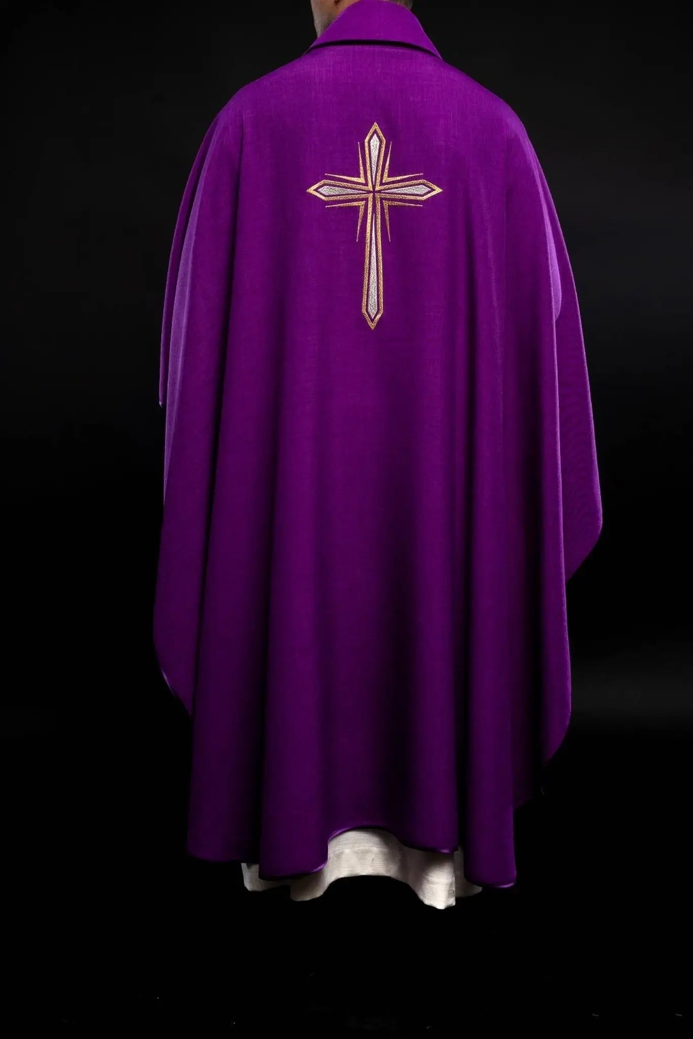 Casulla de Adviento con bordado de vela