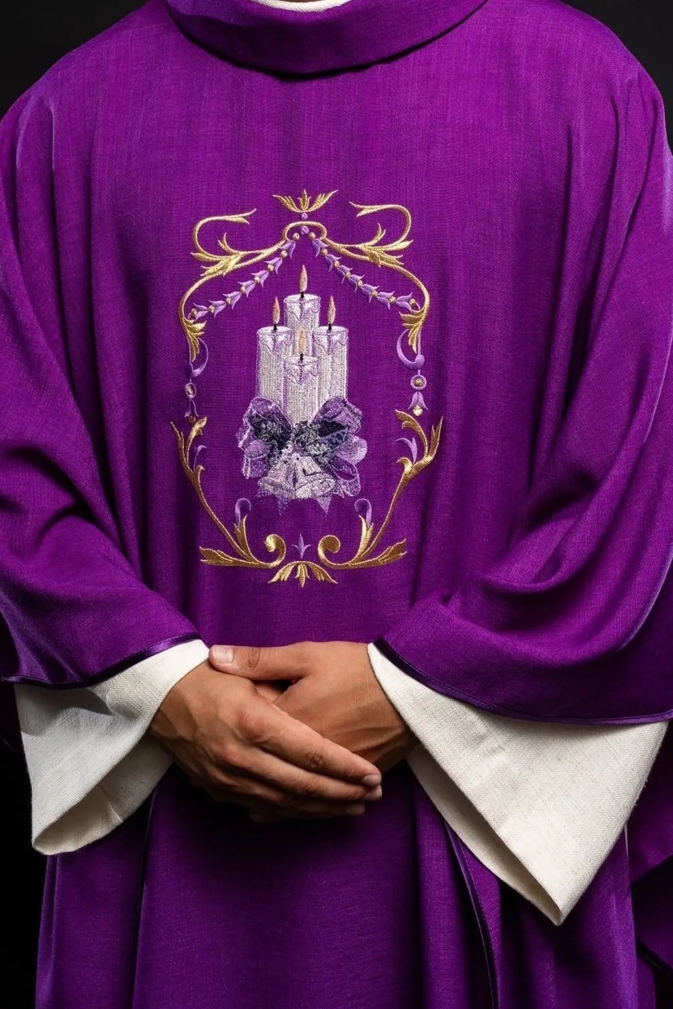 Casulla de Adviento con bordado de vela