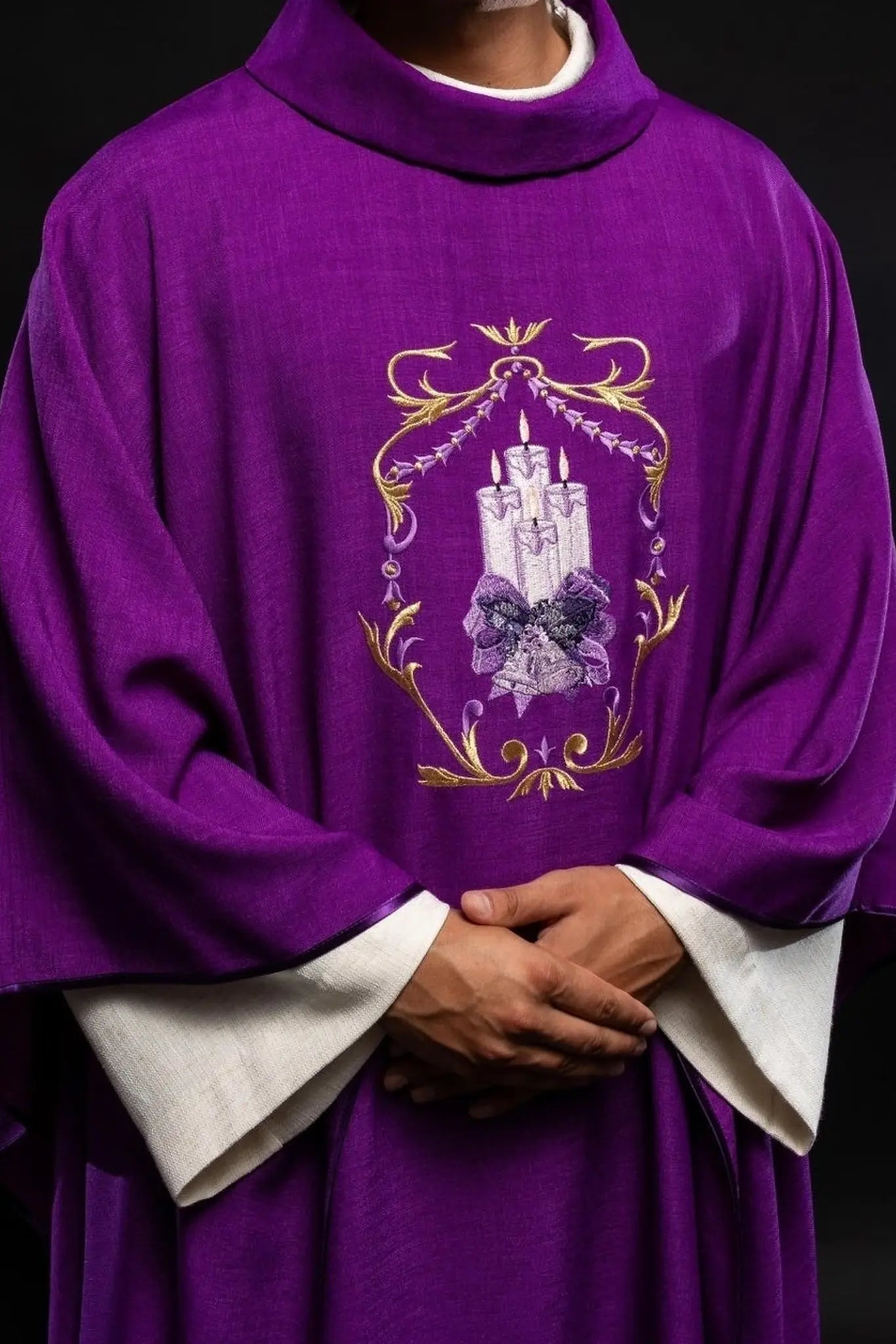 Casulla de Adviento con bordado de vela