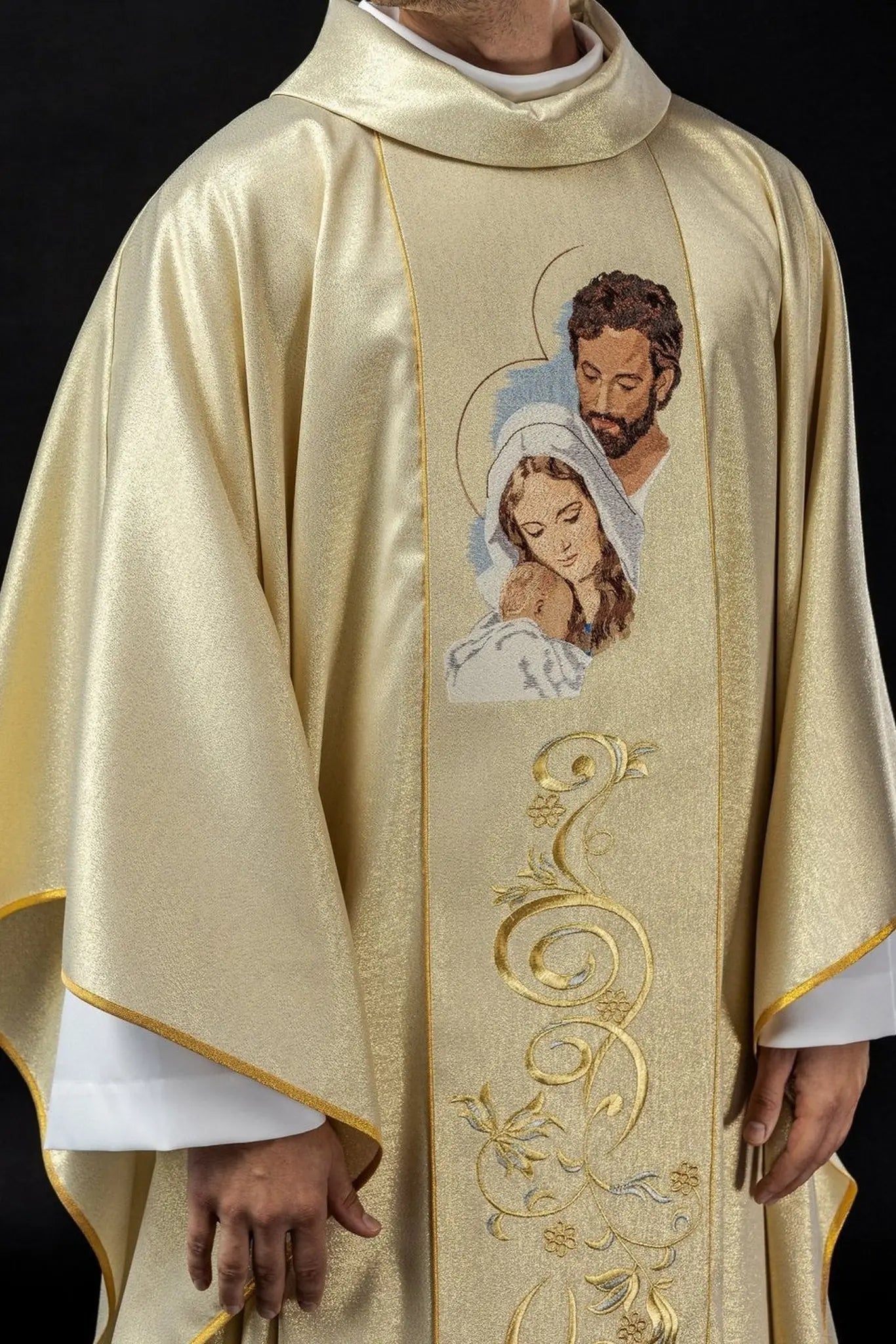 Casulla brillante con la imagen de la Sagrada Familia