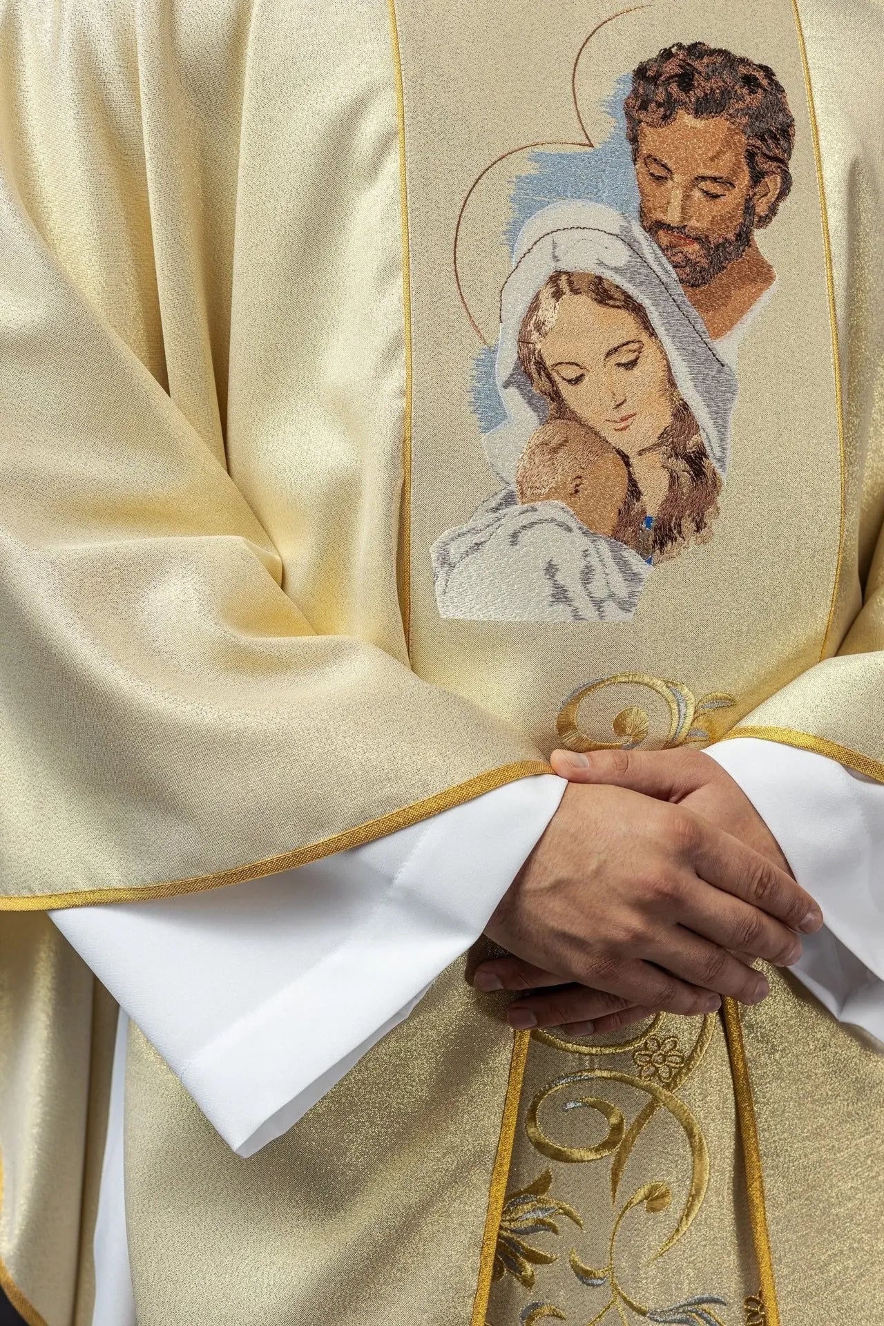 Casulla brillante con la imagen de la Sagrada Familia