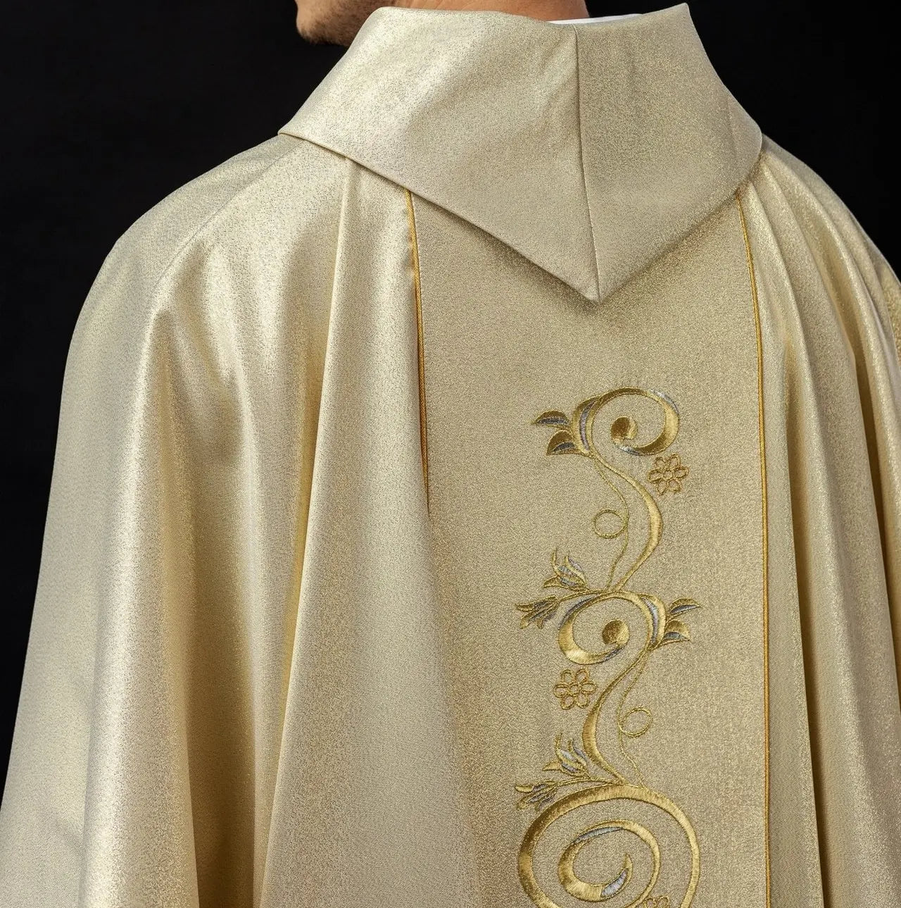 Casulla brillante con la imagen de la Sagrada Familia