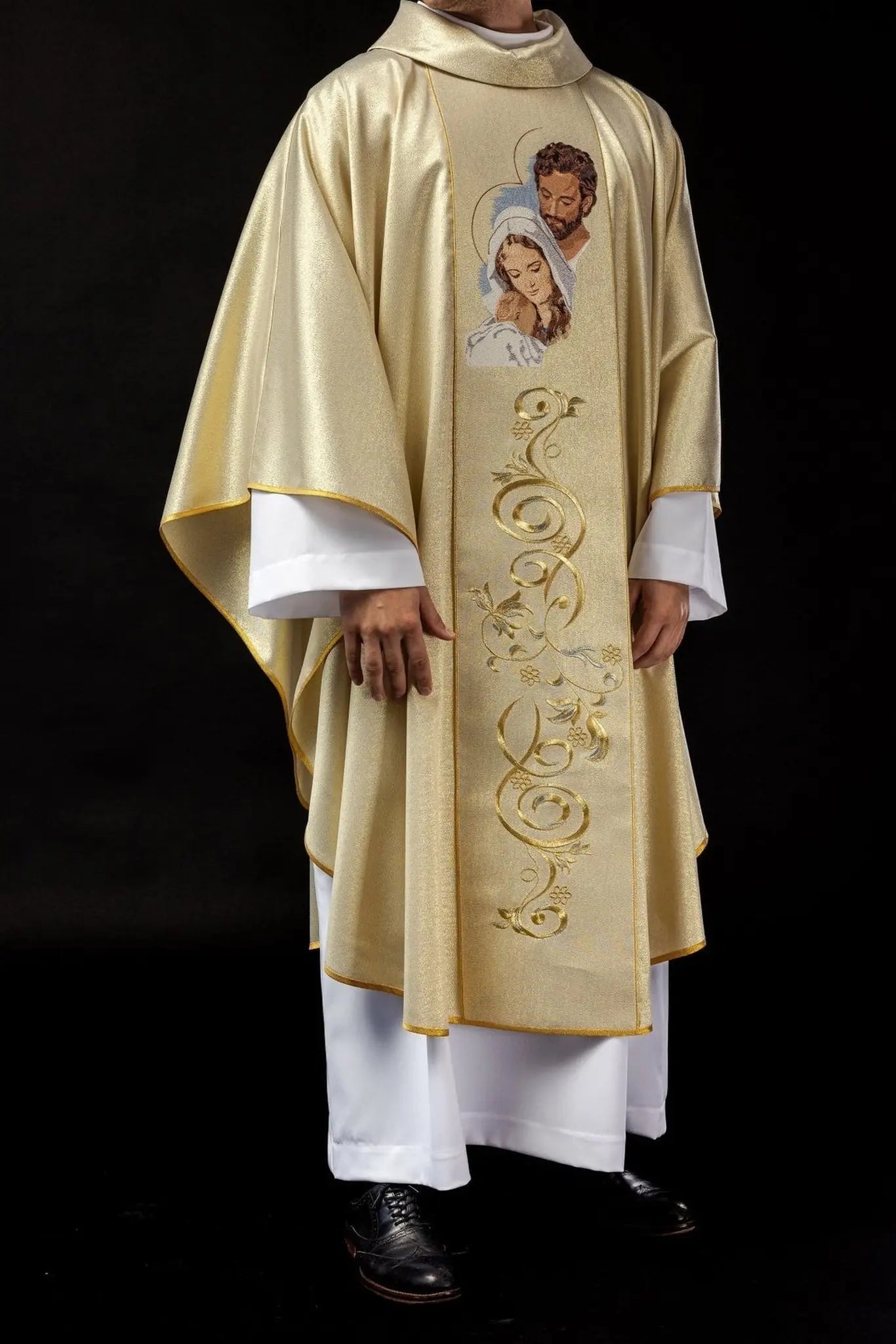 Casulla brillante con la imagen de la Sagrada Familia