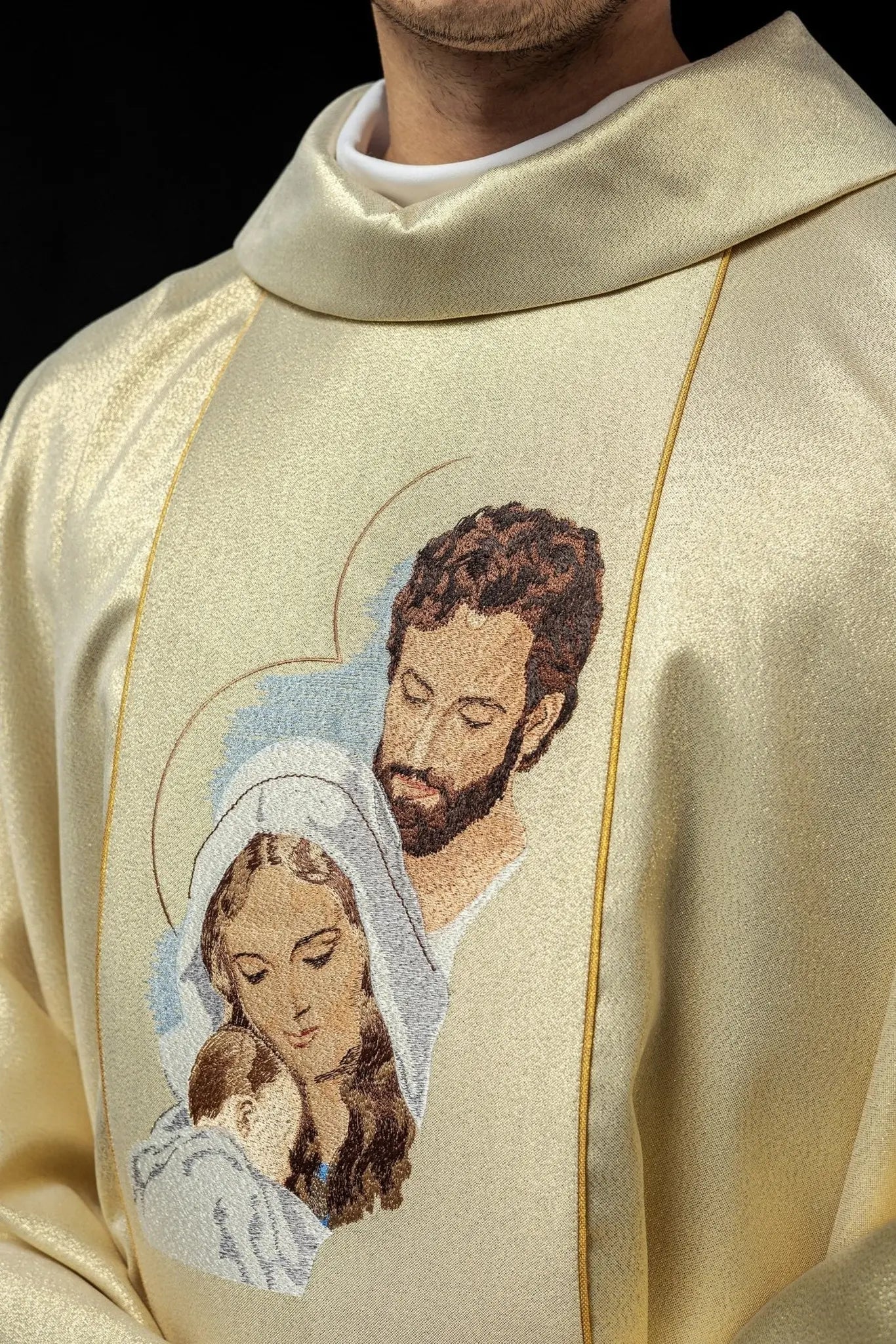 Casulla brillante con la imagen de la Sagrada Familia