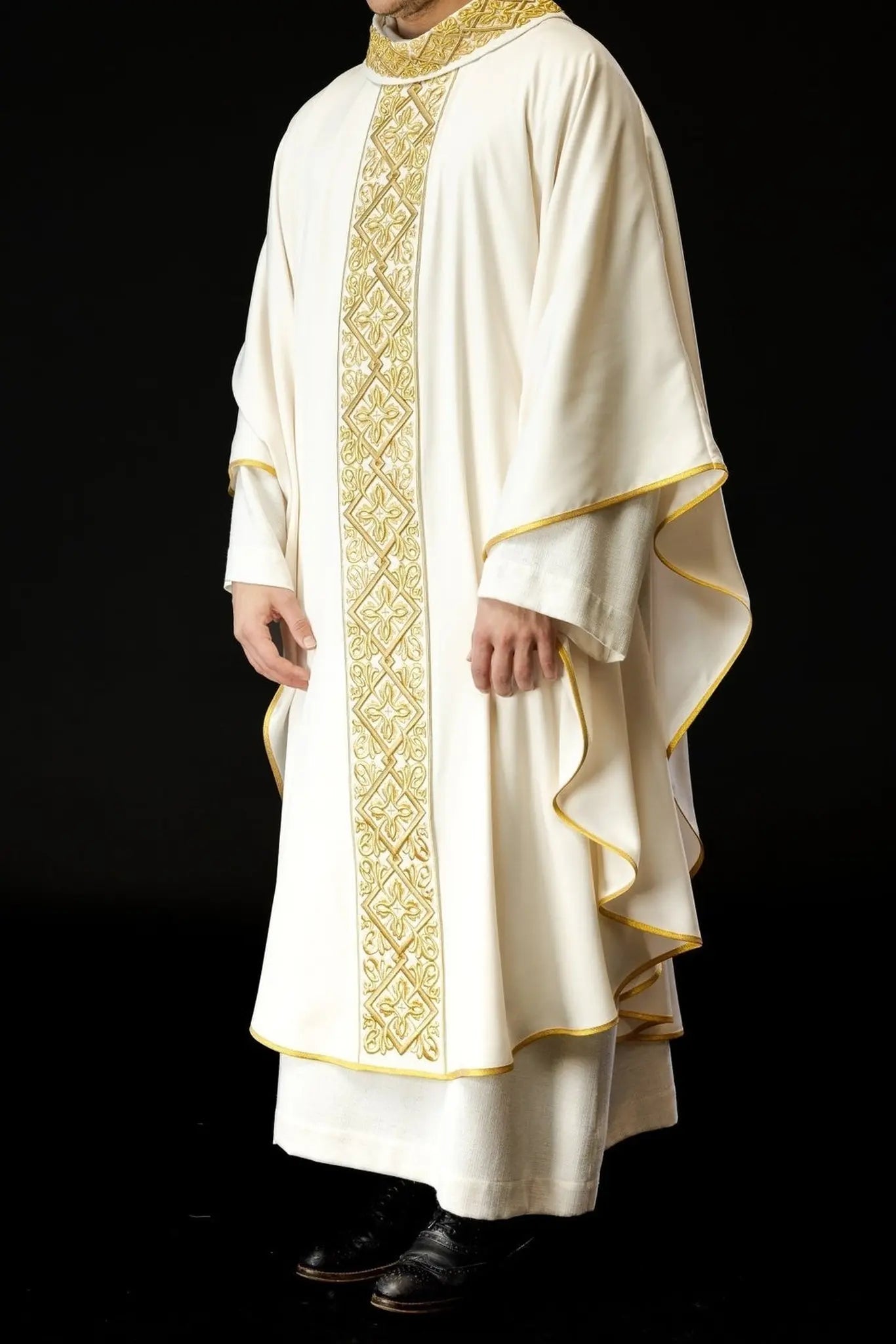 Casulla ricamente bordada con motivo floral y cruces Ecru